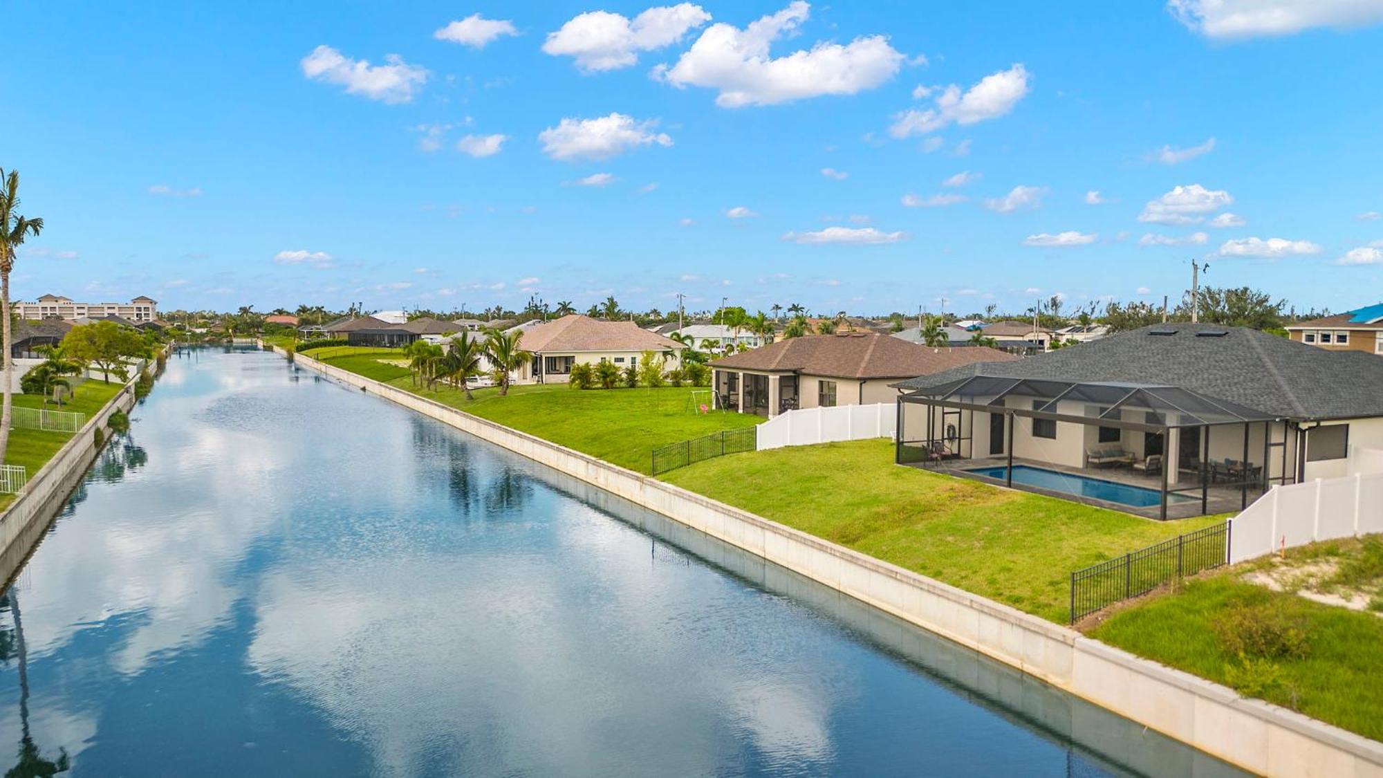 Villa New Construction Modern 4-bedroom With Saltwater Heated Pool - Lola Cape Coral
