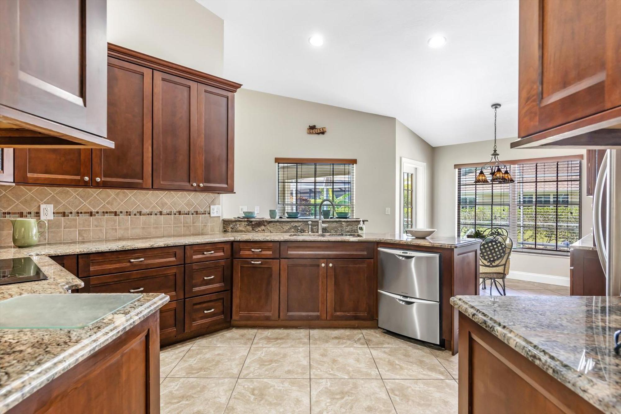 Great Outdoor Living Area! Electric-heated Pool With Bikes - Perfect For Families! - Julie Cape Coral