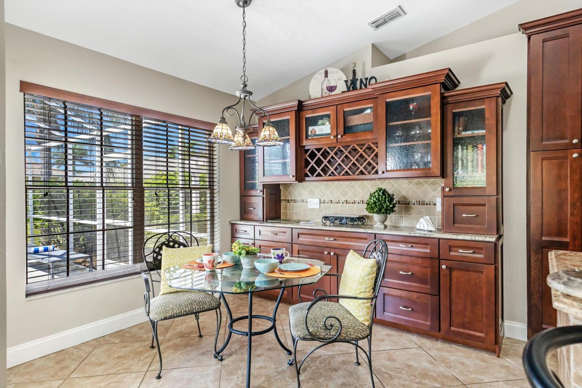 Great Outdoor Living Area! Electric-heated Pool With Bikes - Perfect For Families! - Julie * Cape Coral