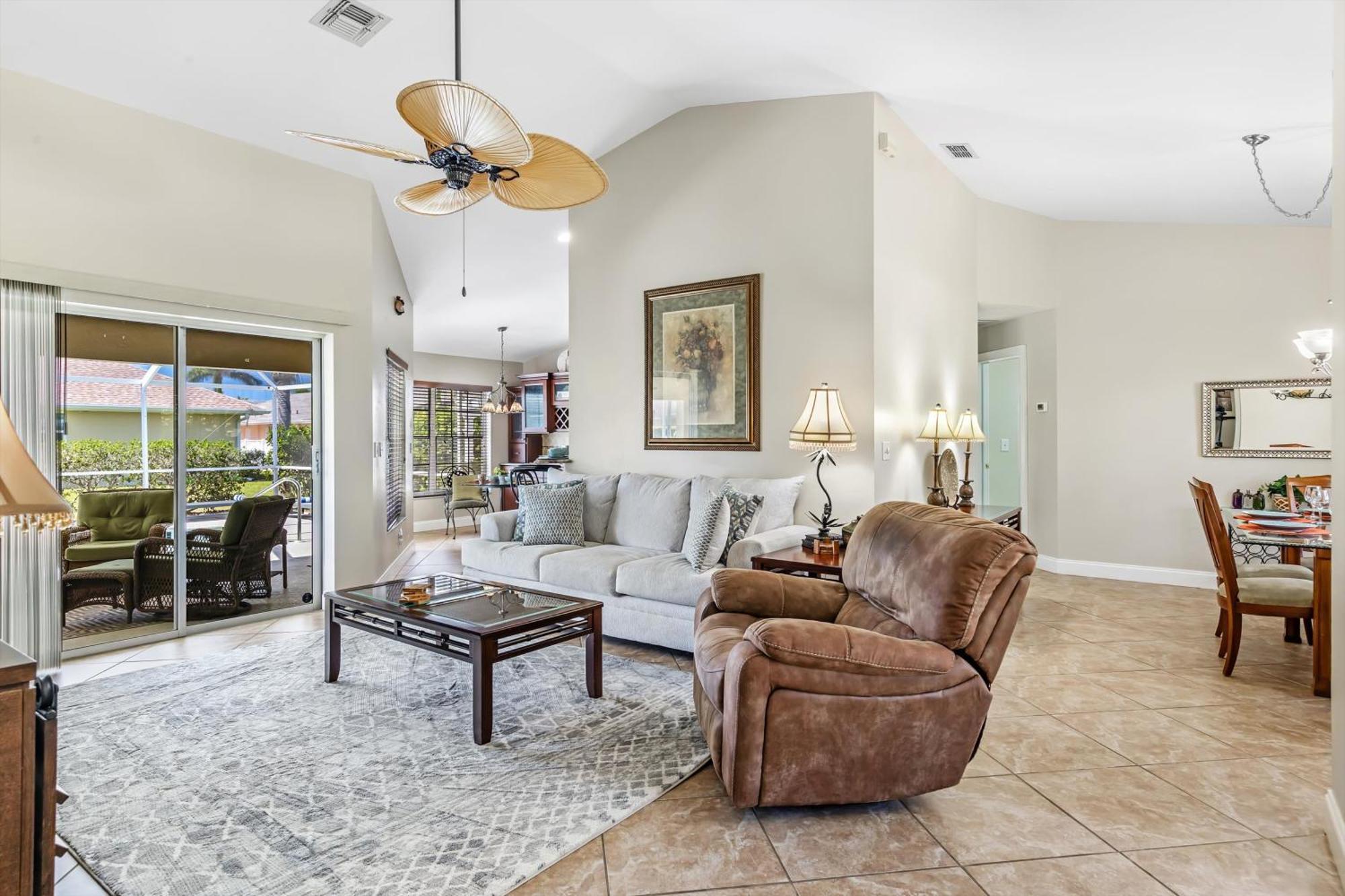Great Outdoor Living Area! Electric-heated Pool With Bikes - Perfect For Families! - Julie Villa Cape Coral