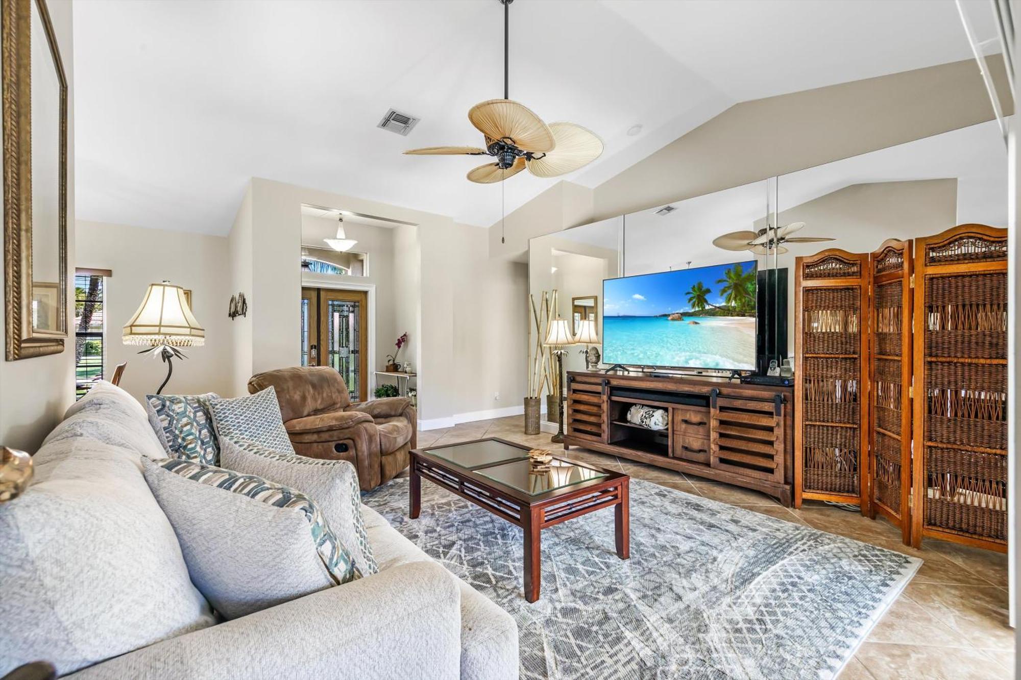 Great Outdoor Living Area! Electric-heated Pool With Bikes - Perfect For Families! - Julie Cape Coral