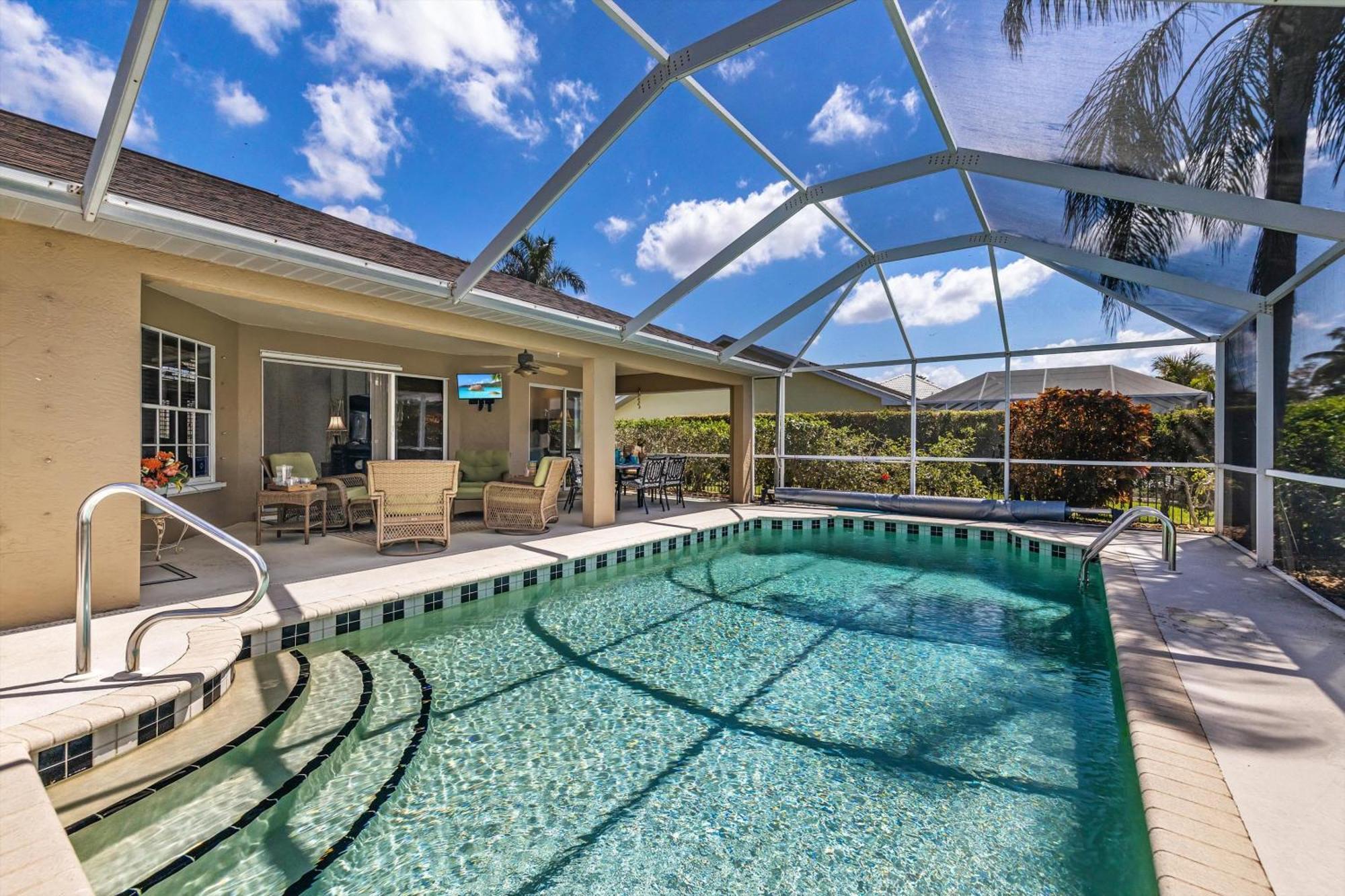 Great Outdoor Living Area! Electric-heated Pool With Bikes - Perfect For Families! - Julie Villa Cape Coral
