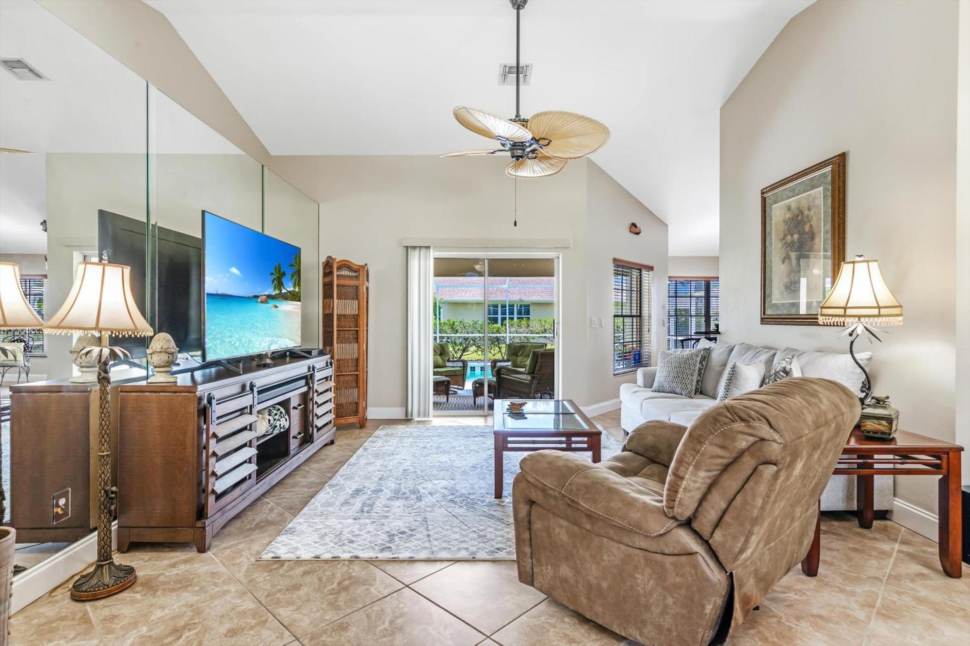 Great Outdoor Living Area! Electric-heated Pool With Bikes - Perfect For Families! - Julie * Cape Coral