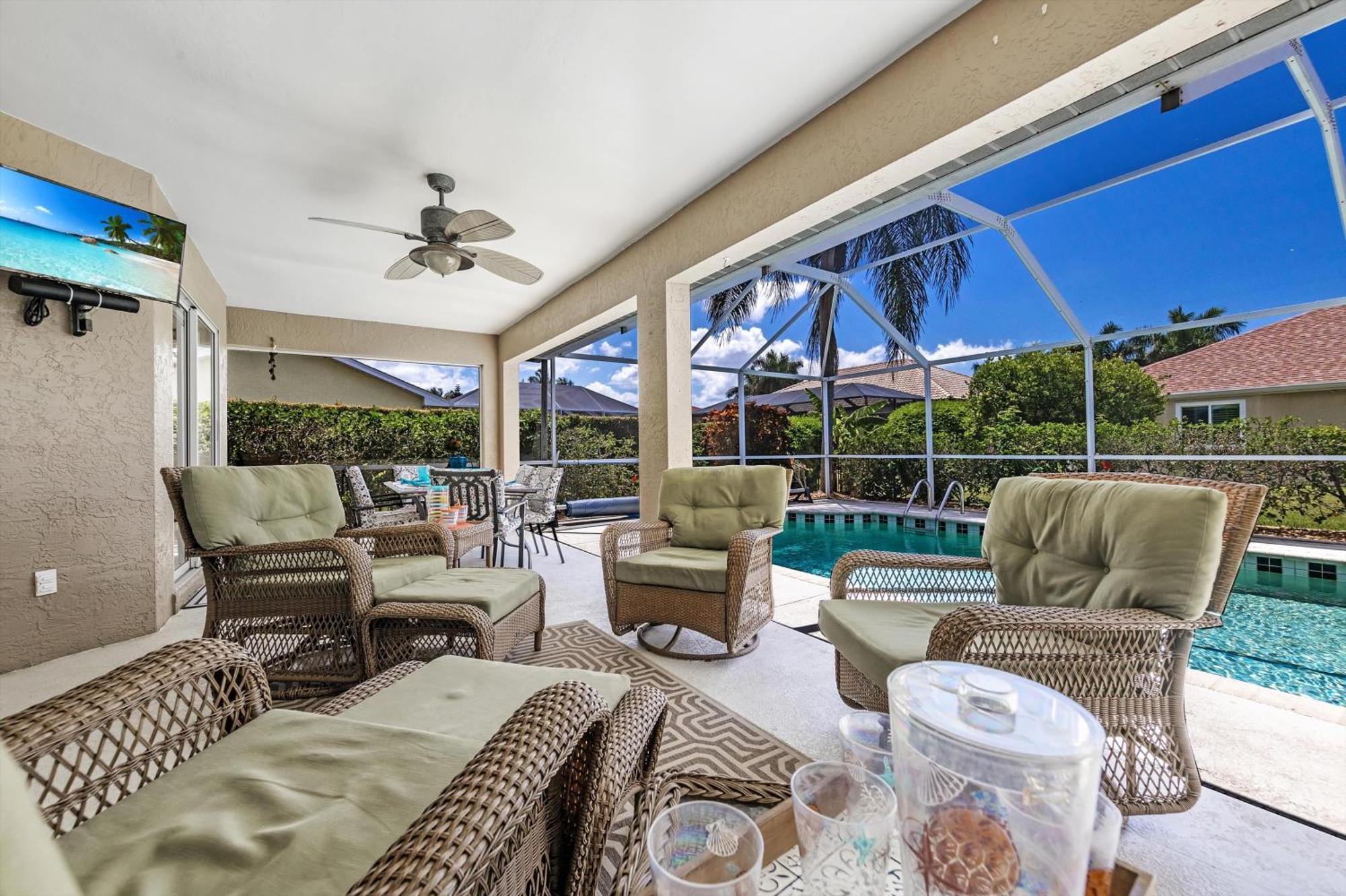 Great Outdoor Living Area! Electric-heated Pool With Bikes - Perfect For Families! - Julie Villa Cape Coral