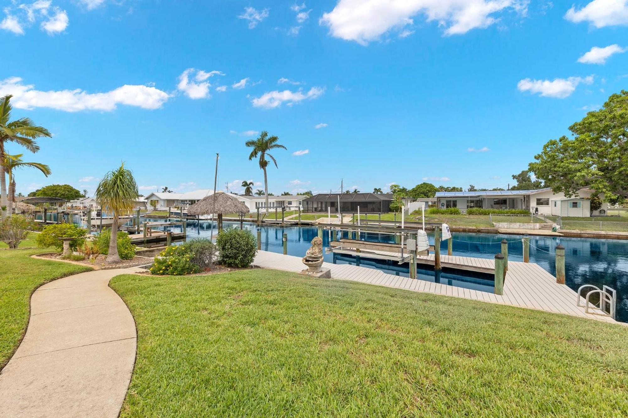 Electric-heated Pool With 2 Living Areas, Bikes! - Florence Villa Cape Coral