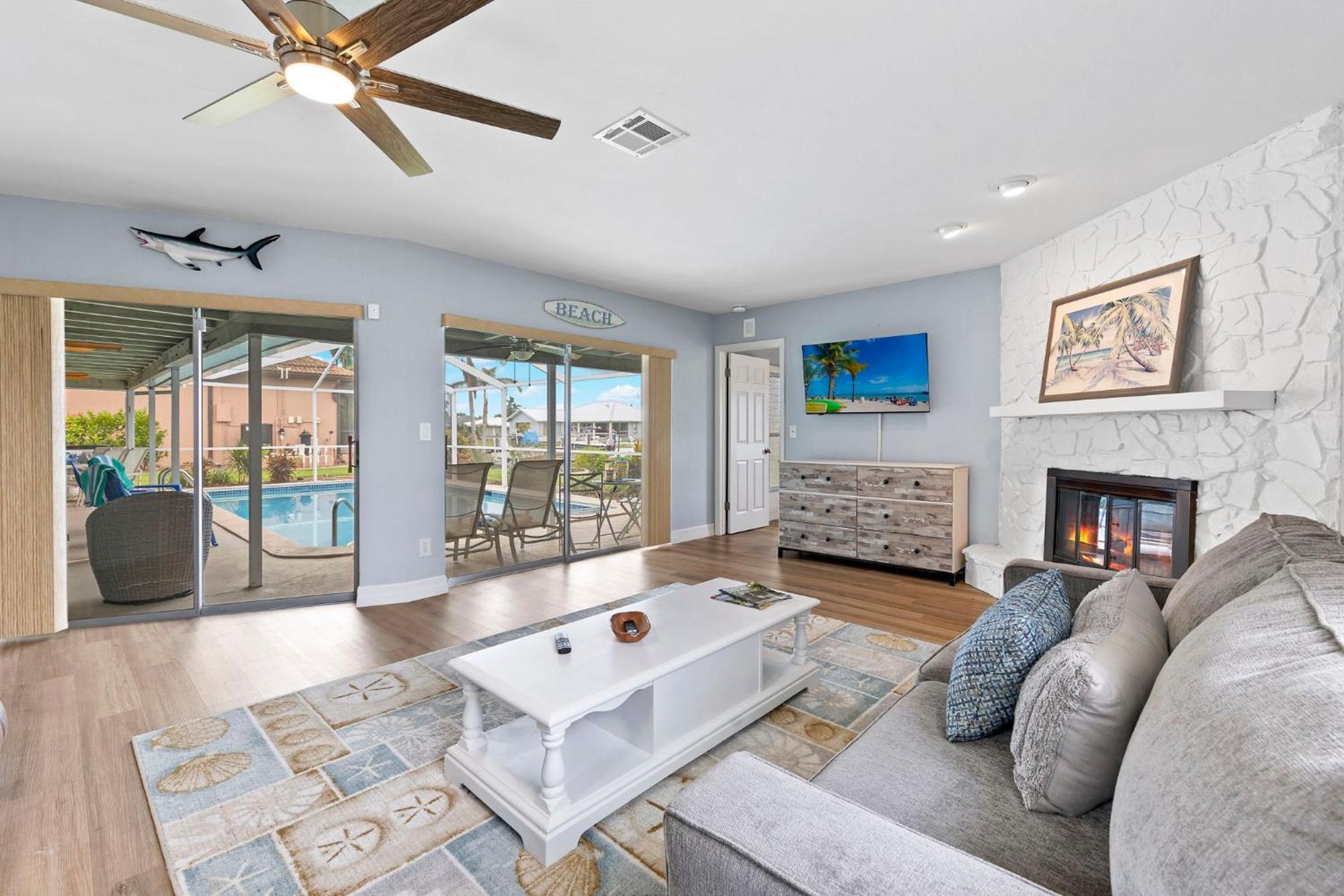 Electric-heated Pool With 2 Living Areas, Bikes! - Florence Cape Coral