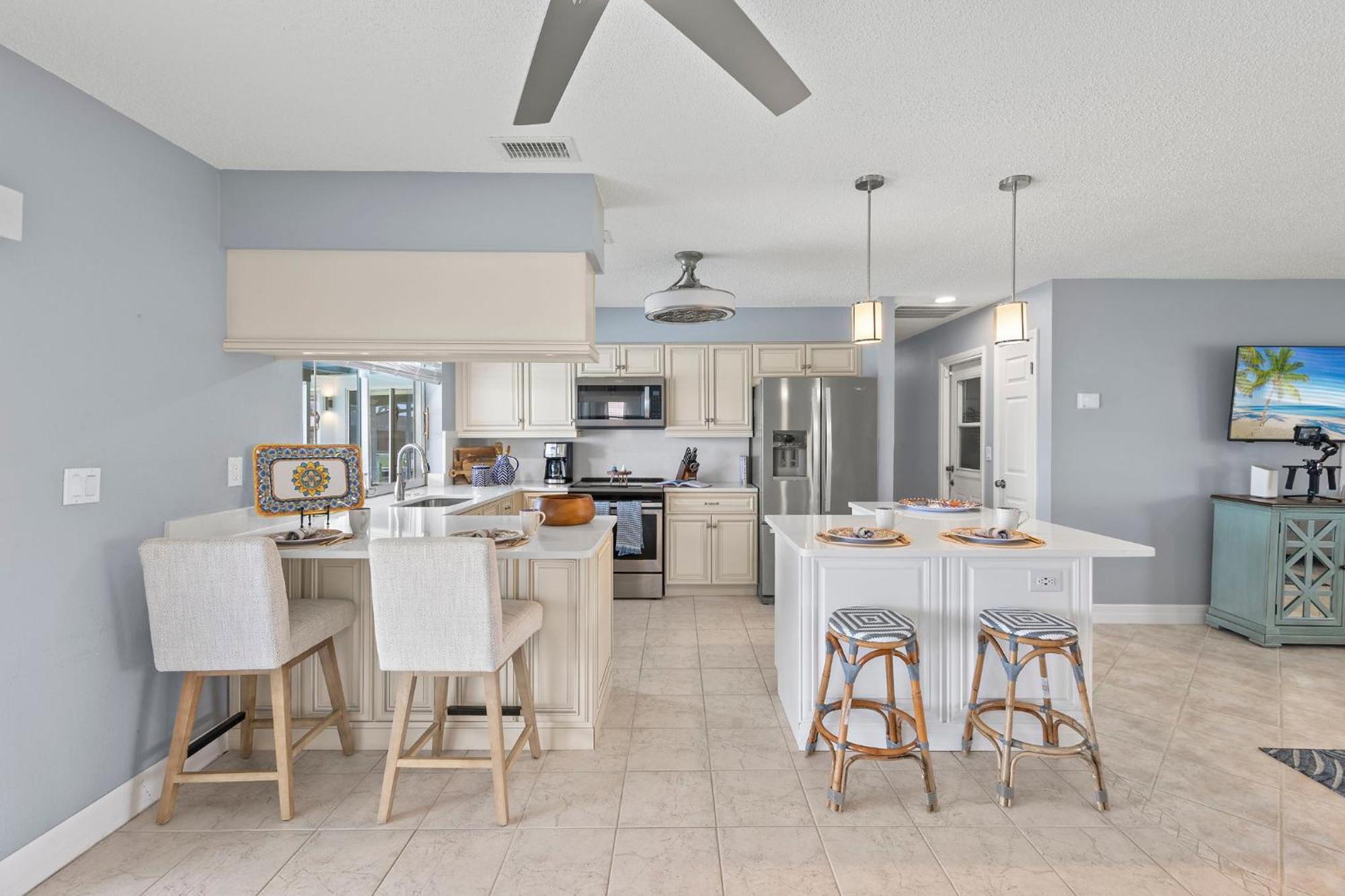 Electric-heated Pool With 2 Living Areas, Bikes! - Florence Villa