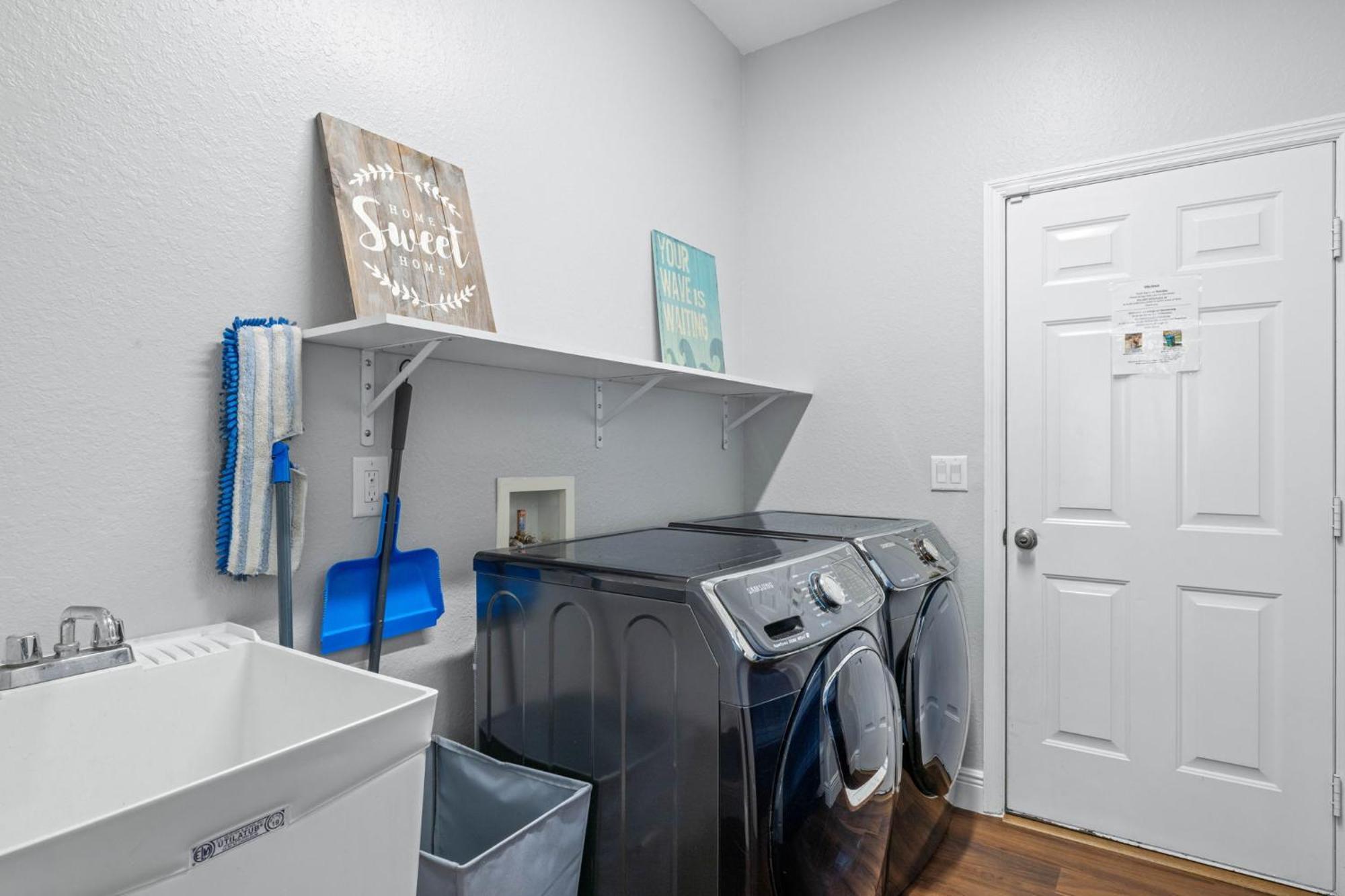 Quiet With Fenced Yard & Pool Table - Perfect For Families With Pets! - Grace Villa
