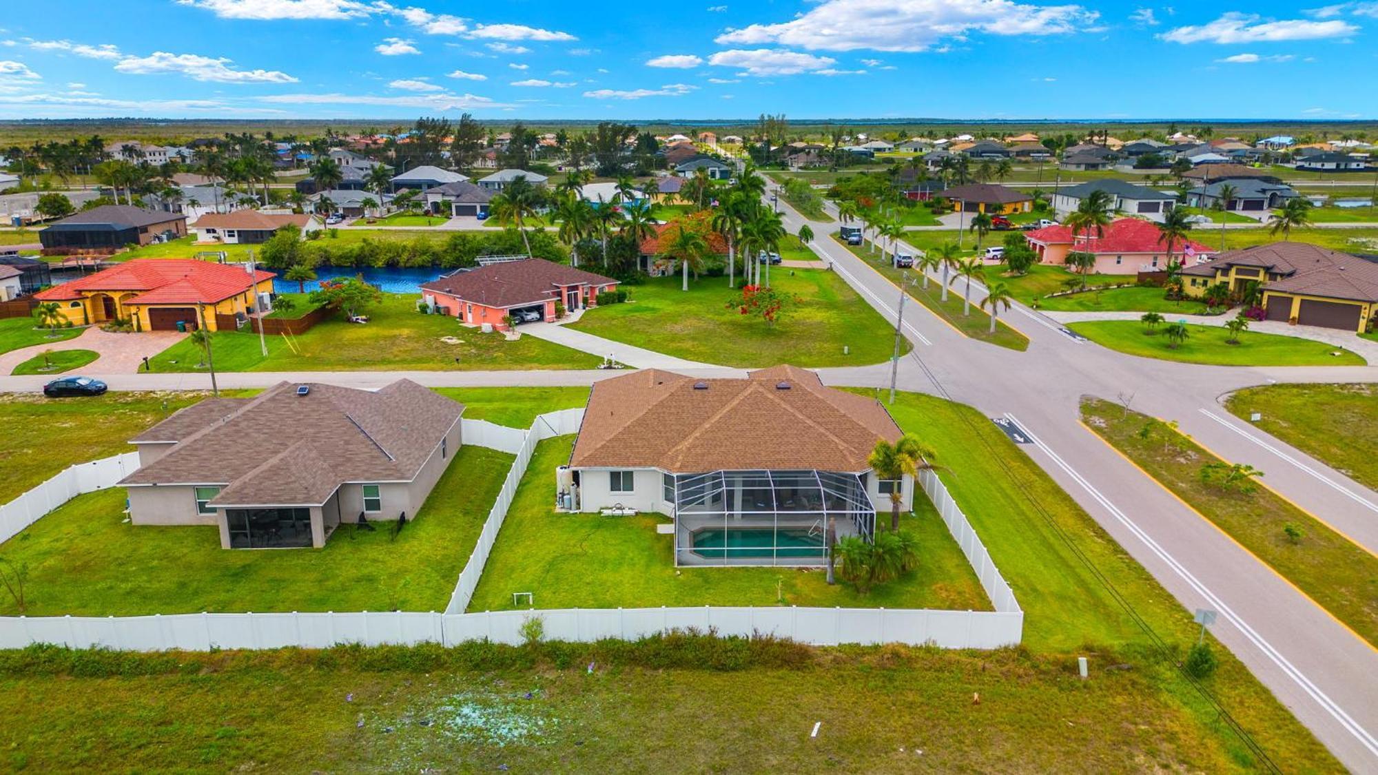 Quiet With Fenced Yard & Pool Table - Perfect For Families With Pets! - Grace Villa *