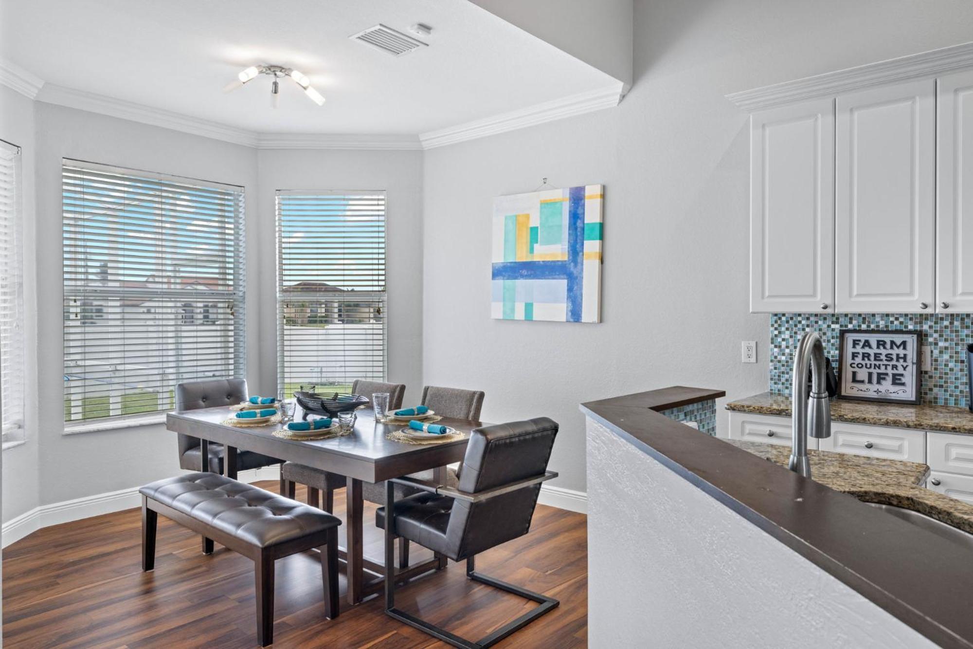 Quiet With Fenced Yard & Pool Table - Perfect For Families With Pets! - Grace Villa