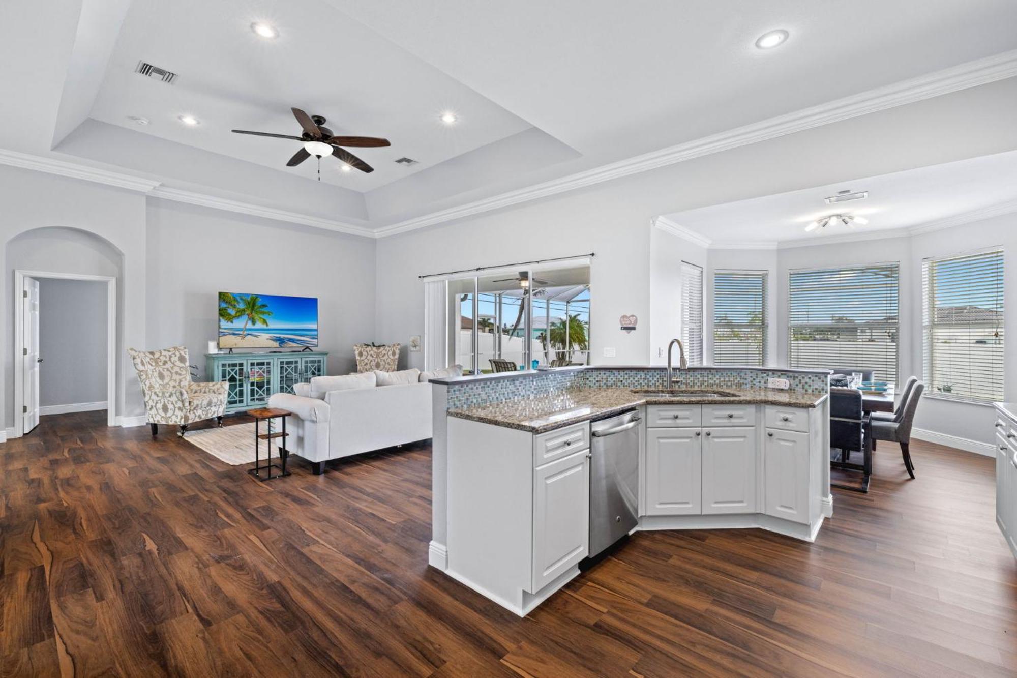 Quiet With Fenced Yard & Pool Table - Perfect For Families With Pets! - Grace *