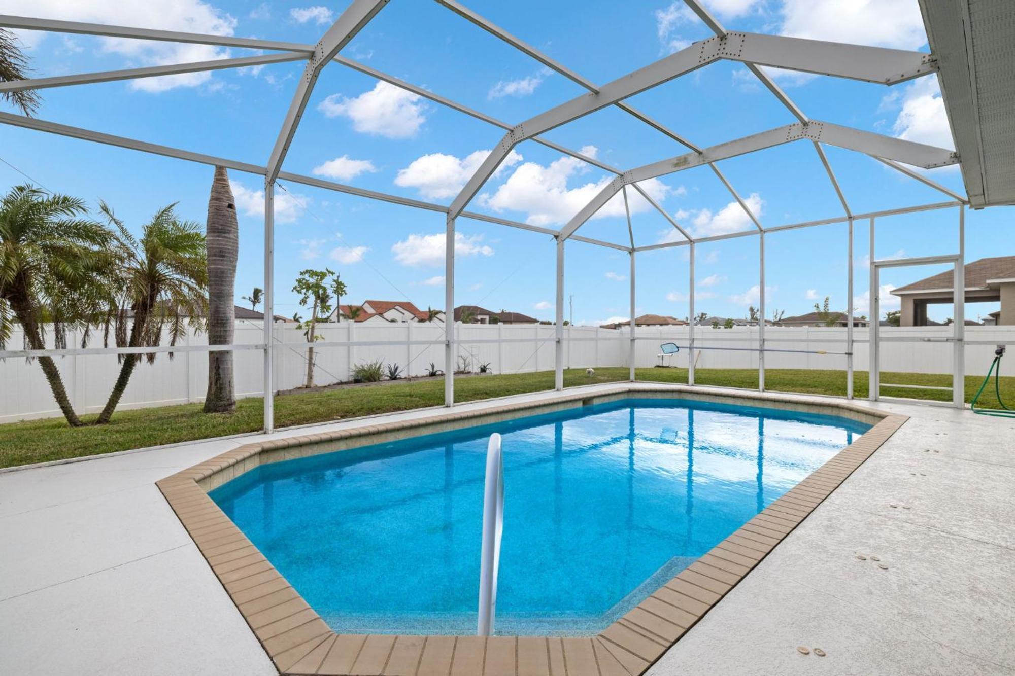 Quiet With Fenced Yard & Pool Table - Perfect For Families With Pets! - Grace Villa