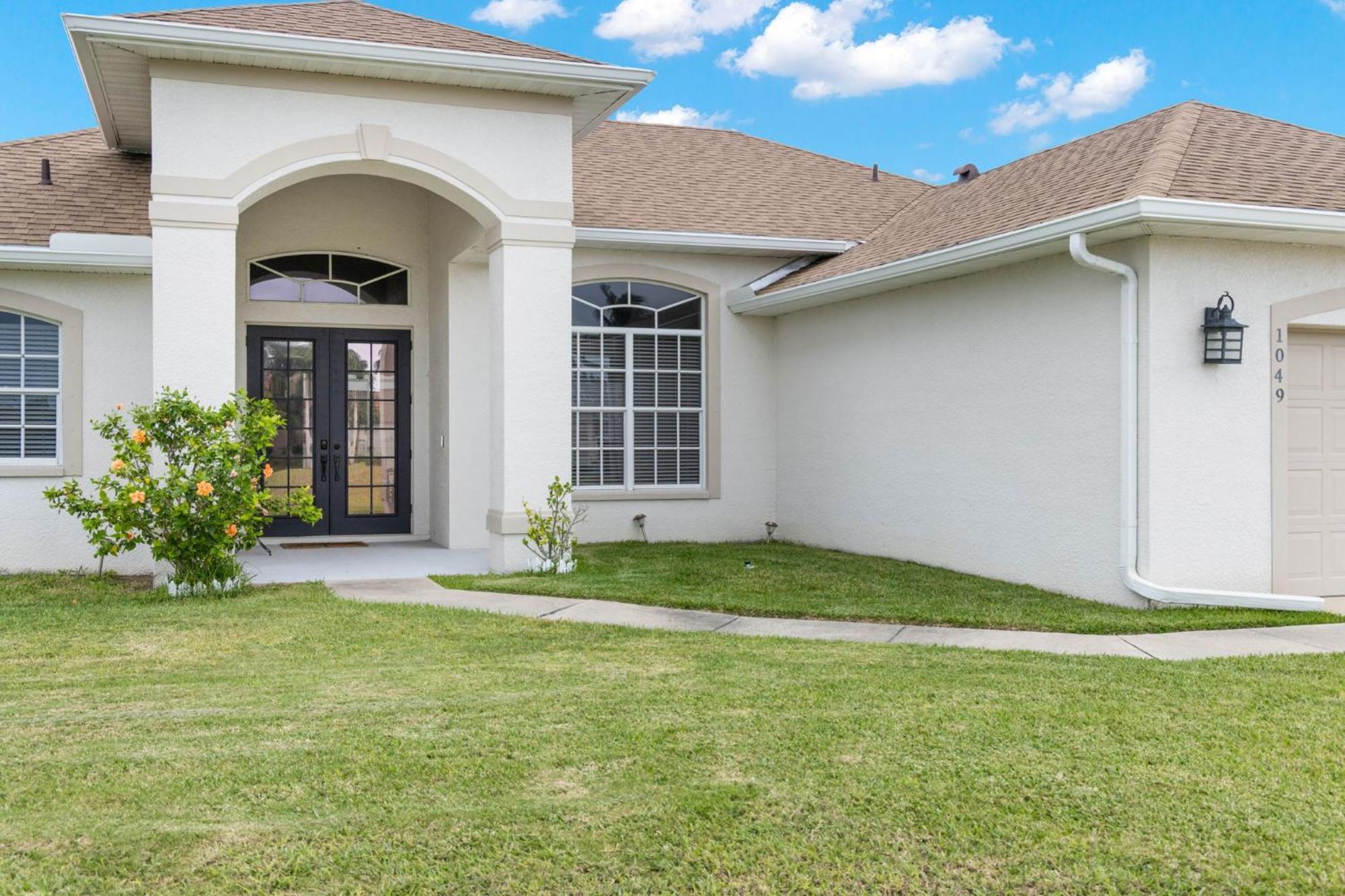 Quiet With Fenced Yard & Pool Table - Perfect For Families With Pets! - Grace Villa *