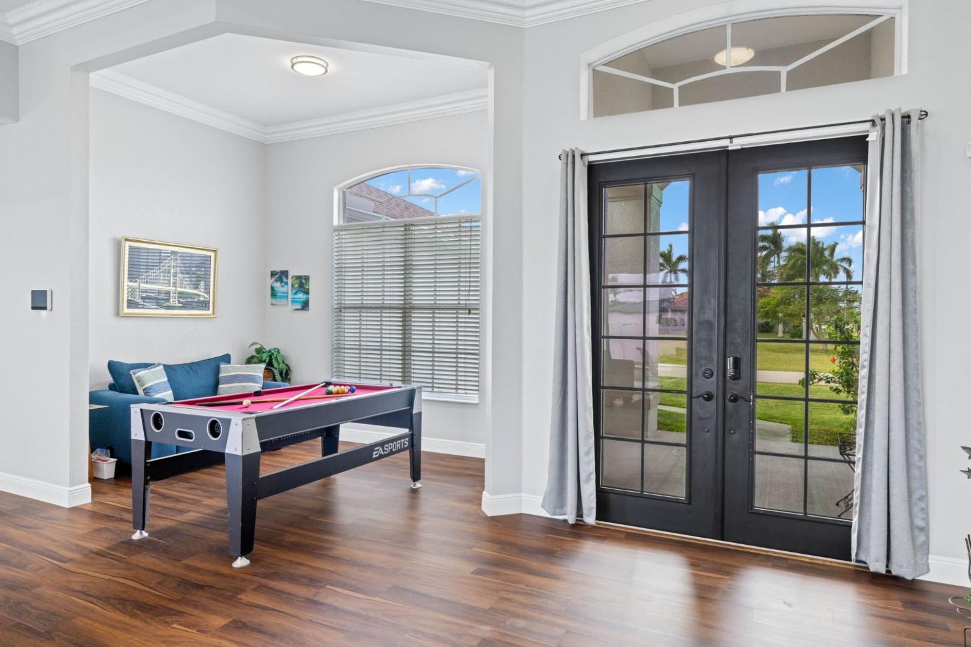 Quiet With Fenced Yard & Pool Table - Perfect For Families With Pets! - Grace Villa *