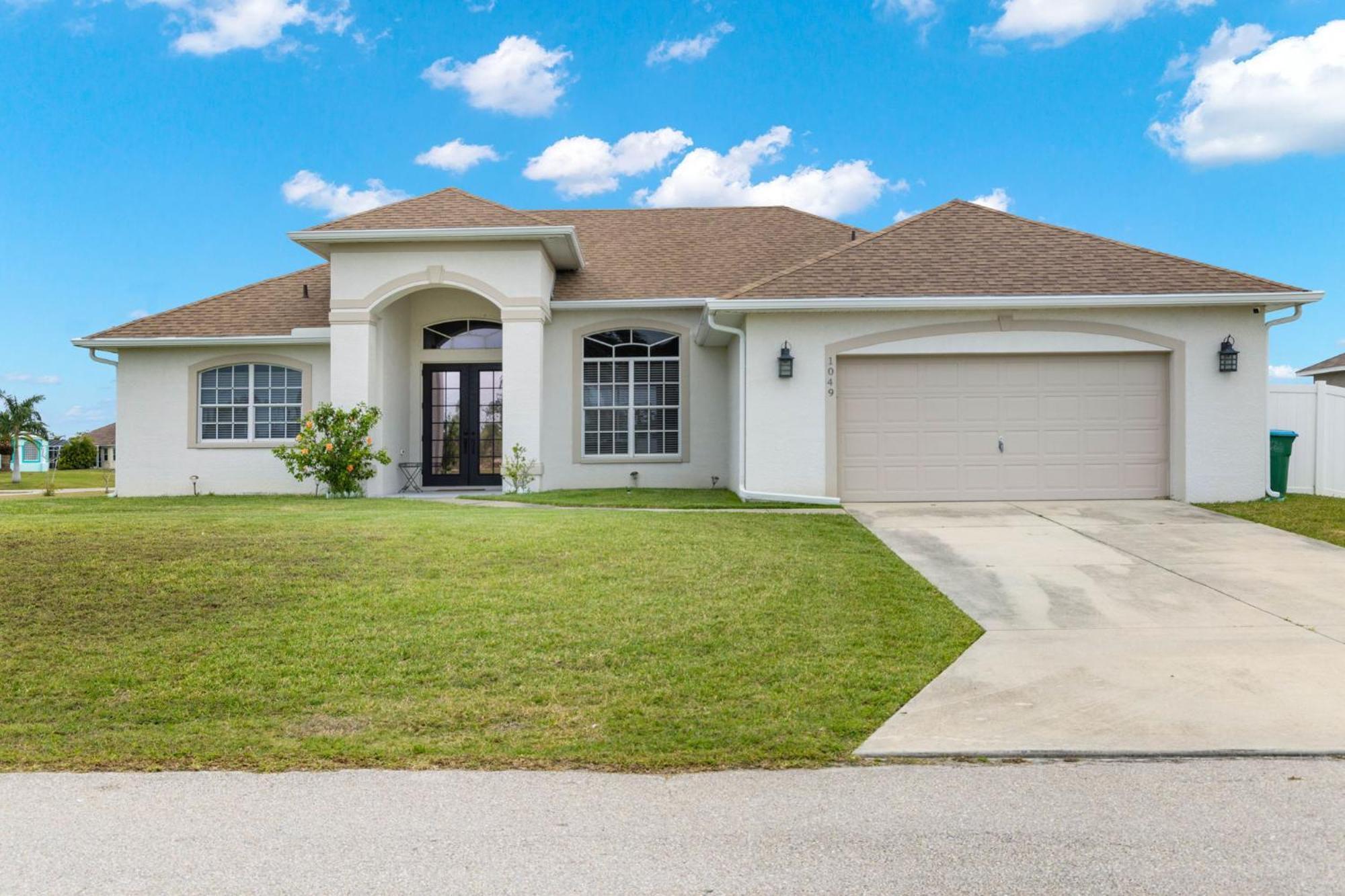 Quiet With Fenced Yard & Pool Table - Perfect For Families With Pets! - Grace Villa Matlacha