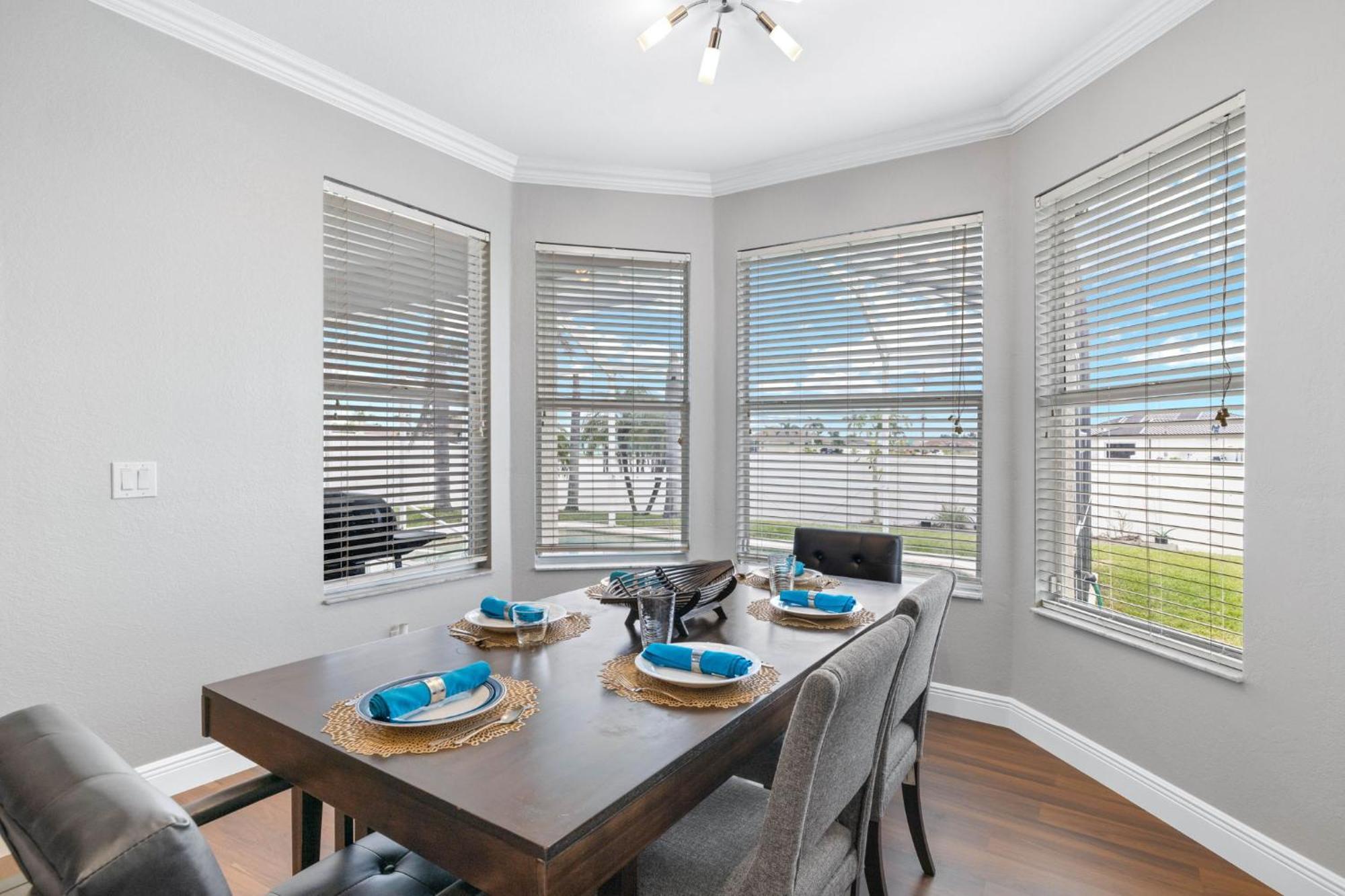 Quiet With Fenced Yard & Pool Table - Perfect For Families With Pets! - Grace Villa *
