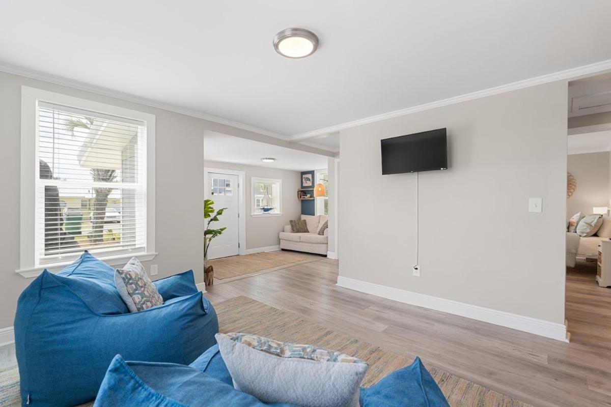 13900 Millcole Ave - Beachy - Sleeps 10 *