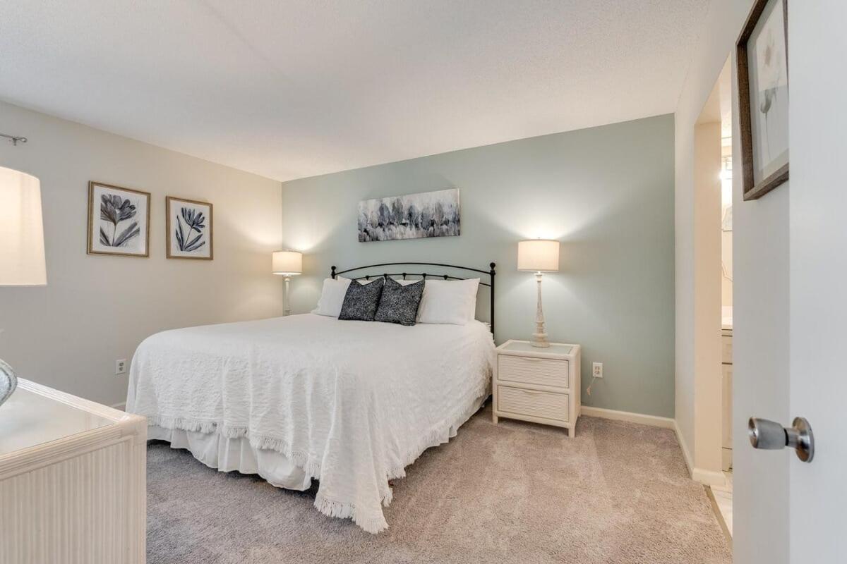 Edgewater T3 #802 - 2 Bedroom 2 Ba Amazing Views *