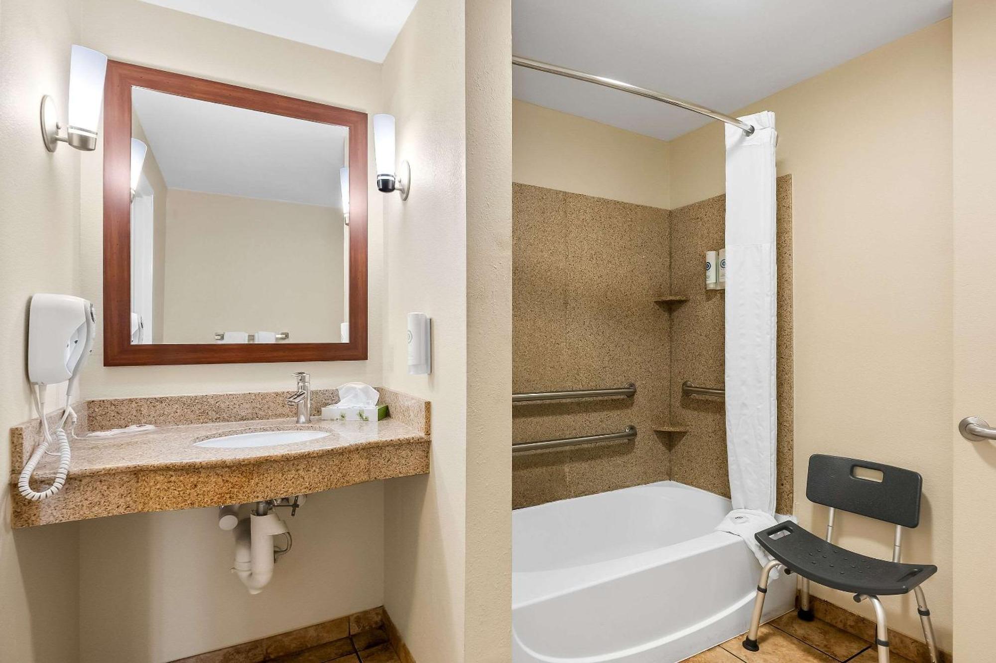 Comfort Near Tyndall Afb Hotel 3*