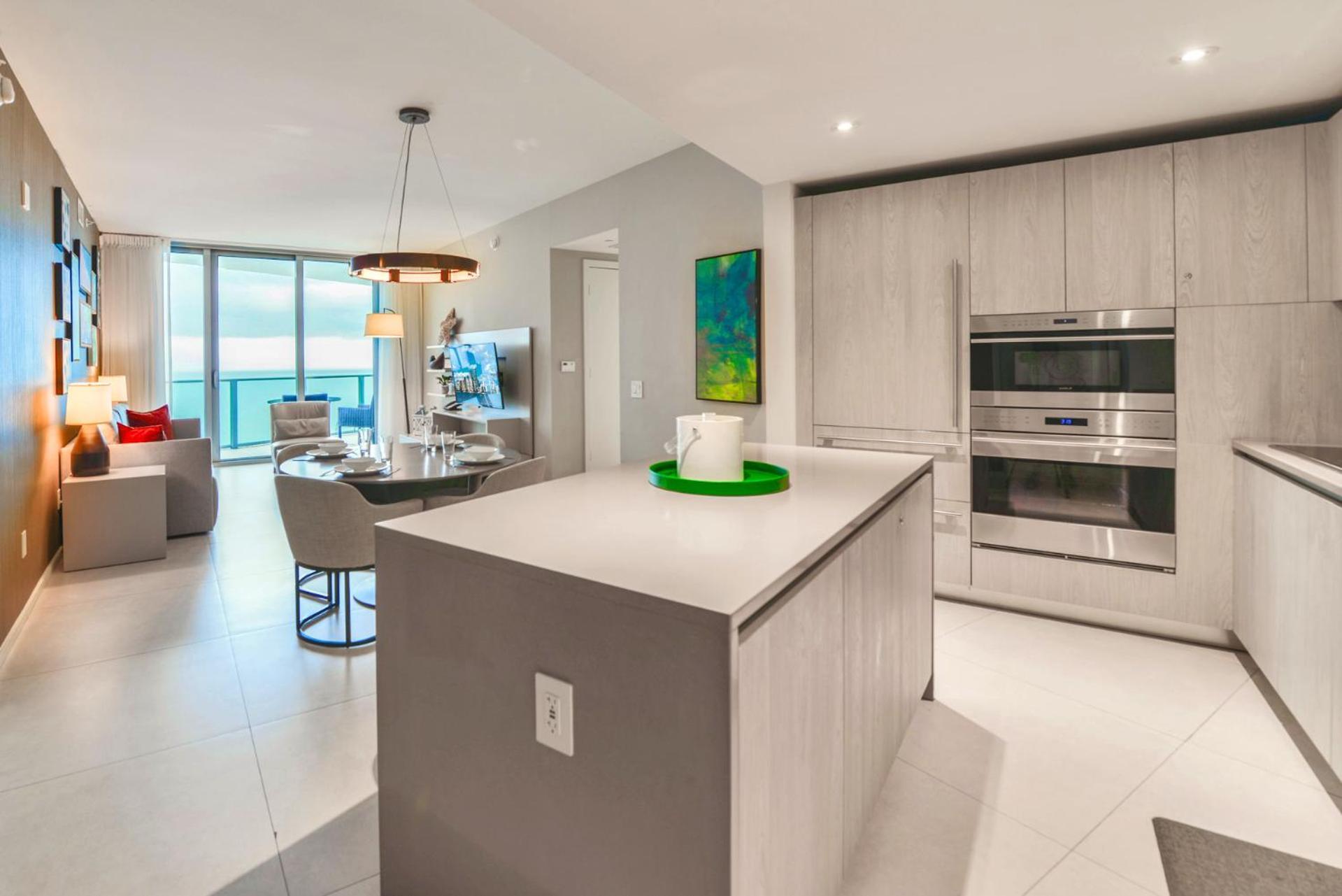 Stunning 2/2 At Hyde Beachresort Front *