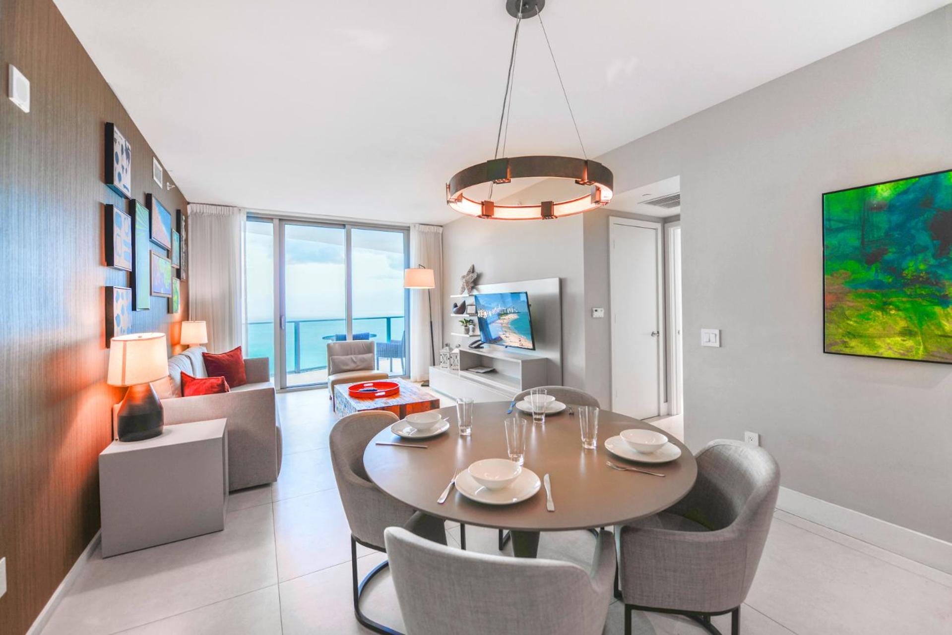 Stunning 2/2 At Hyde Beachresort Front