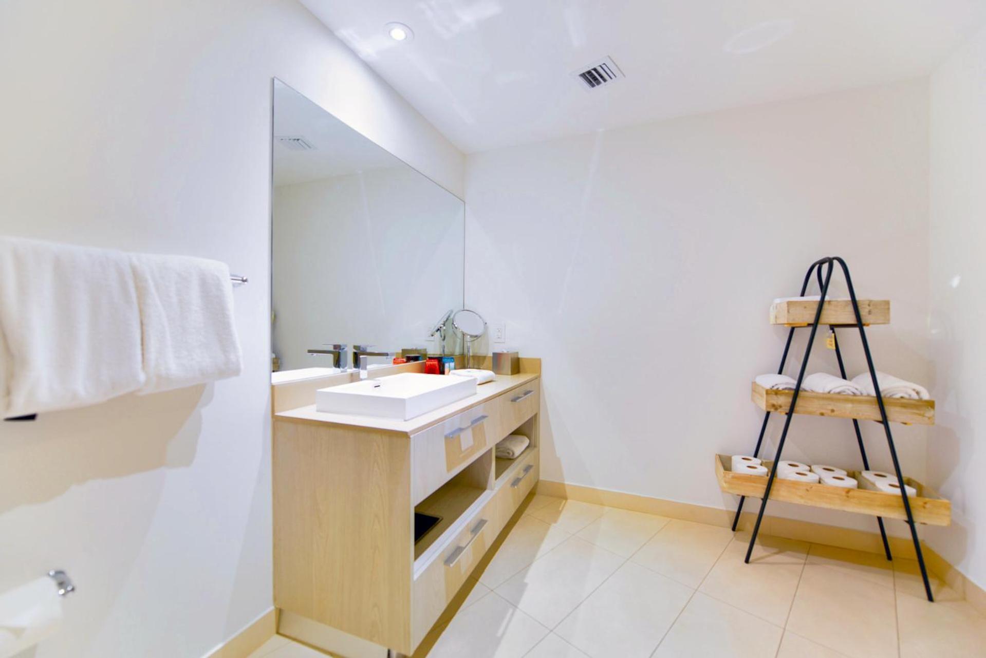 Stunning 2/2 At Hyde Beachresort Front *