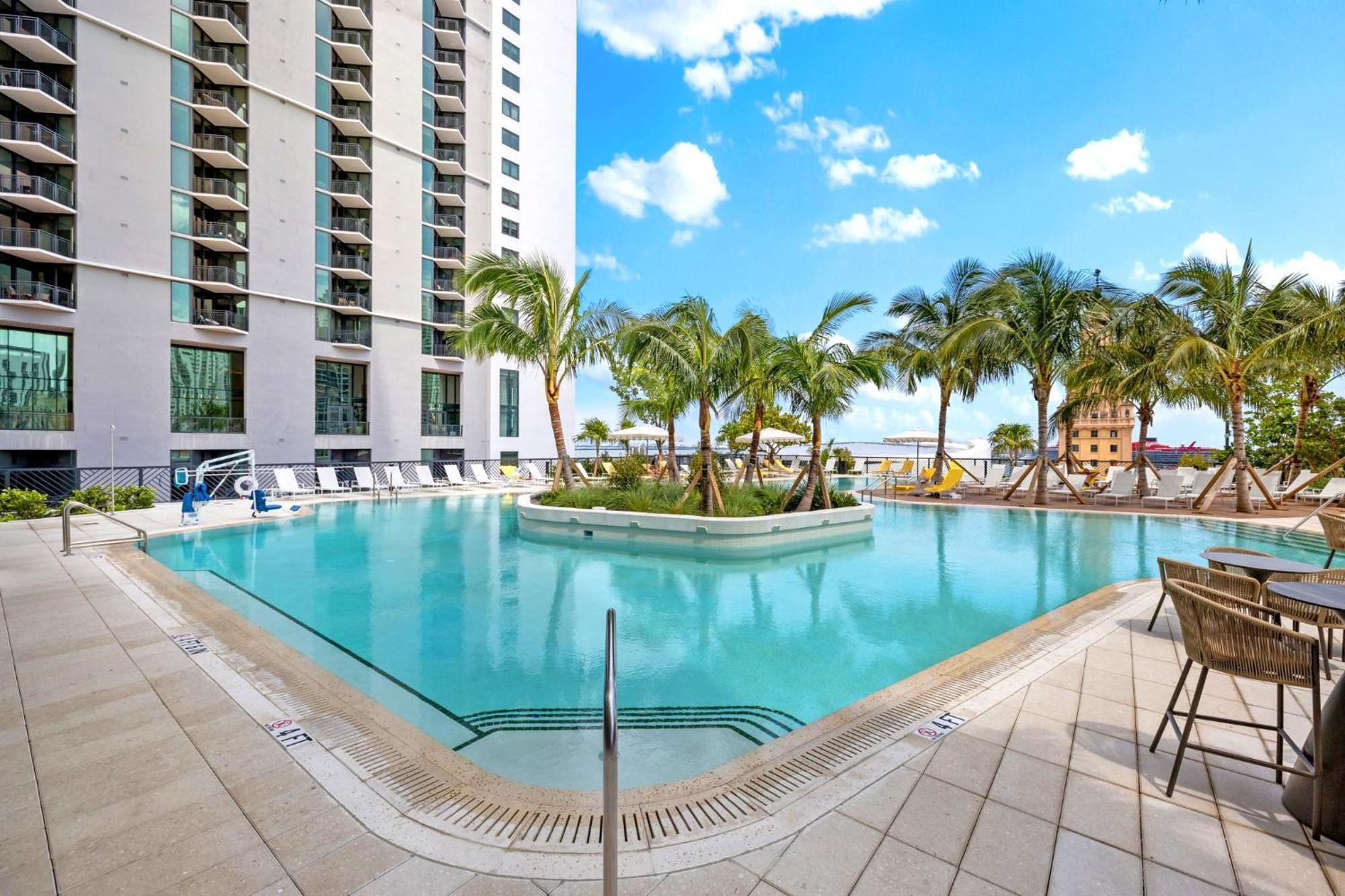 Apartment On The 49th Floor! On Highest & Free Parking *