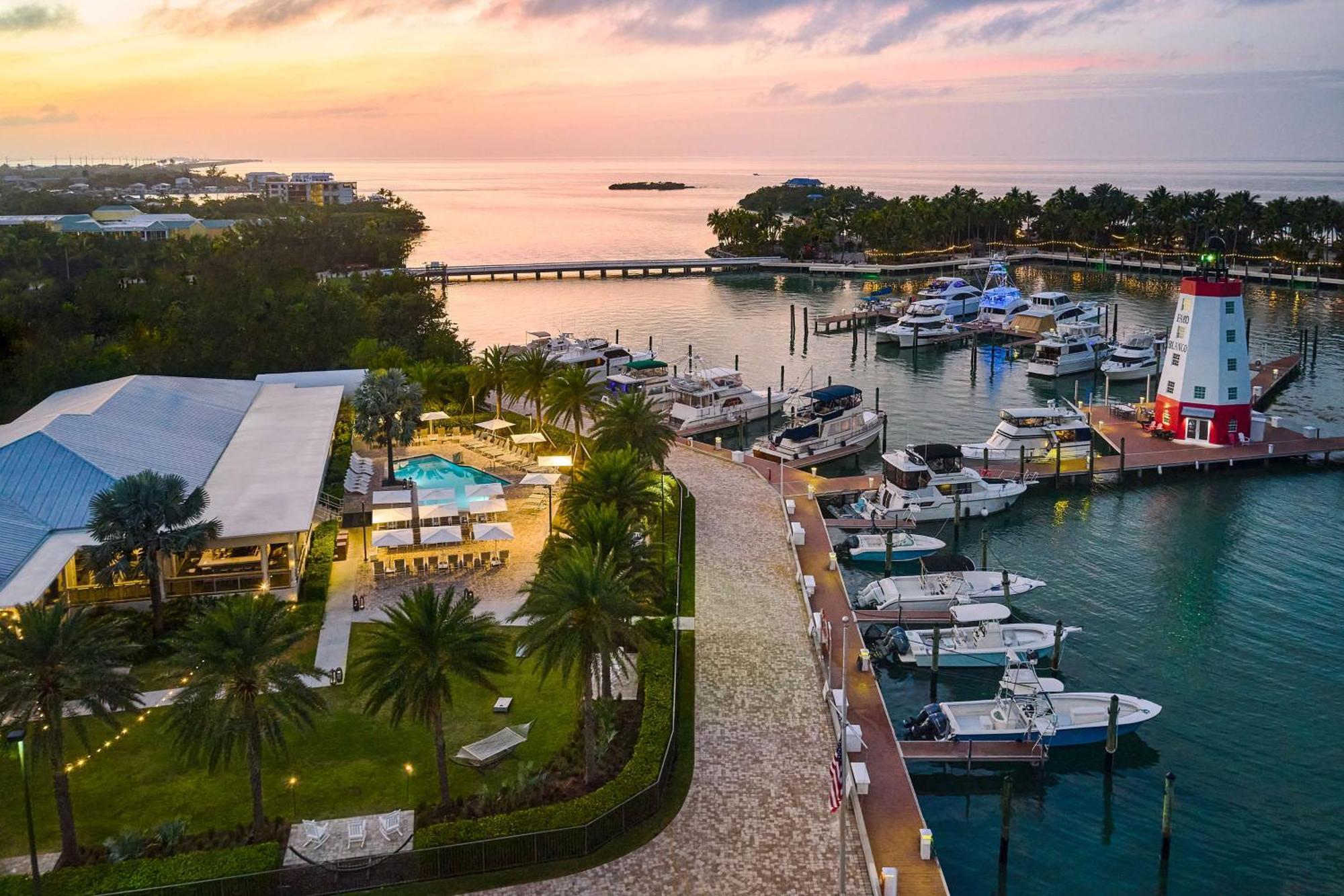 Resort Faro Blanco & Yacht Club Marathon, Curio By Hilton