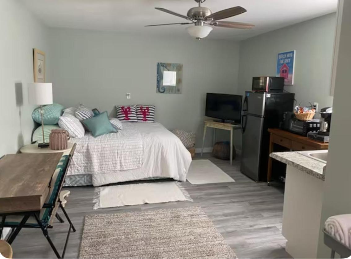 Resort Option1 3 Bedroom House Only Option2 Studio Cottage Only Option3 House Plus Cottage Fenced Backyard Private Patio Areas Grill Firepit Plenty Parking! Quick Access 10 Min To Beach Airport Delray West Palm *