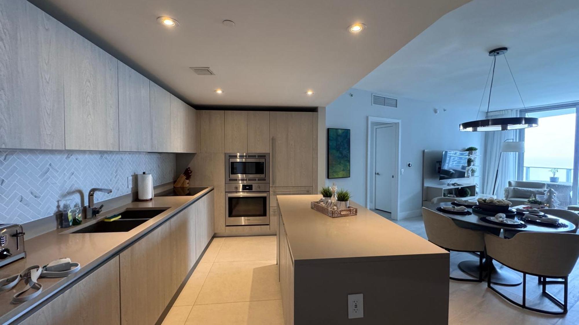 Picturesque Beachfront - Lovely 2bd And 2ba With Direct Ocean View Hollywood