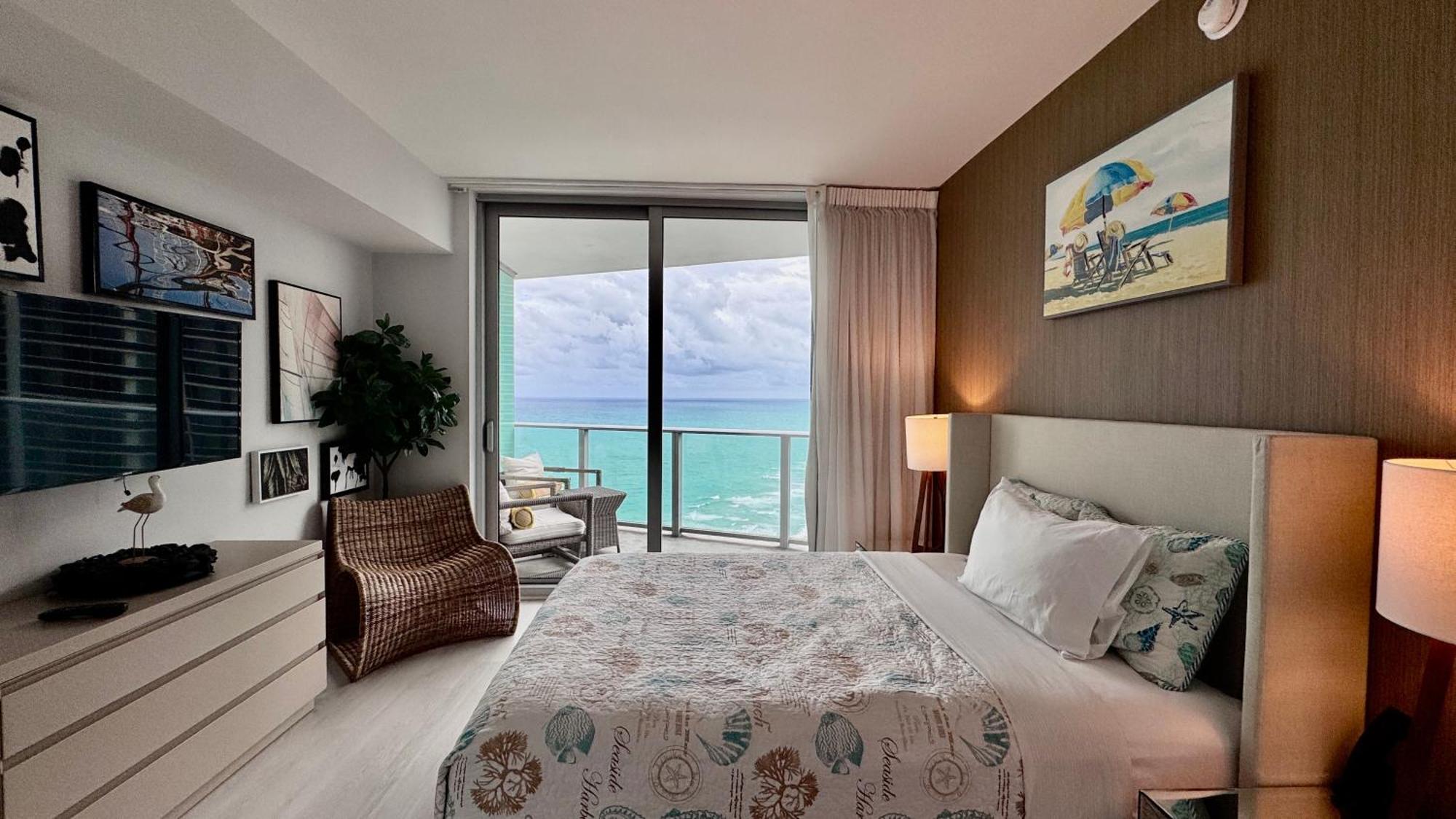 Picturesque Beachfront - Lovely 2bd And 2ba With Direct Ocean View Apartment