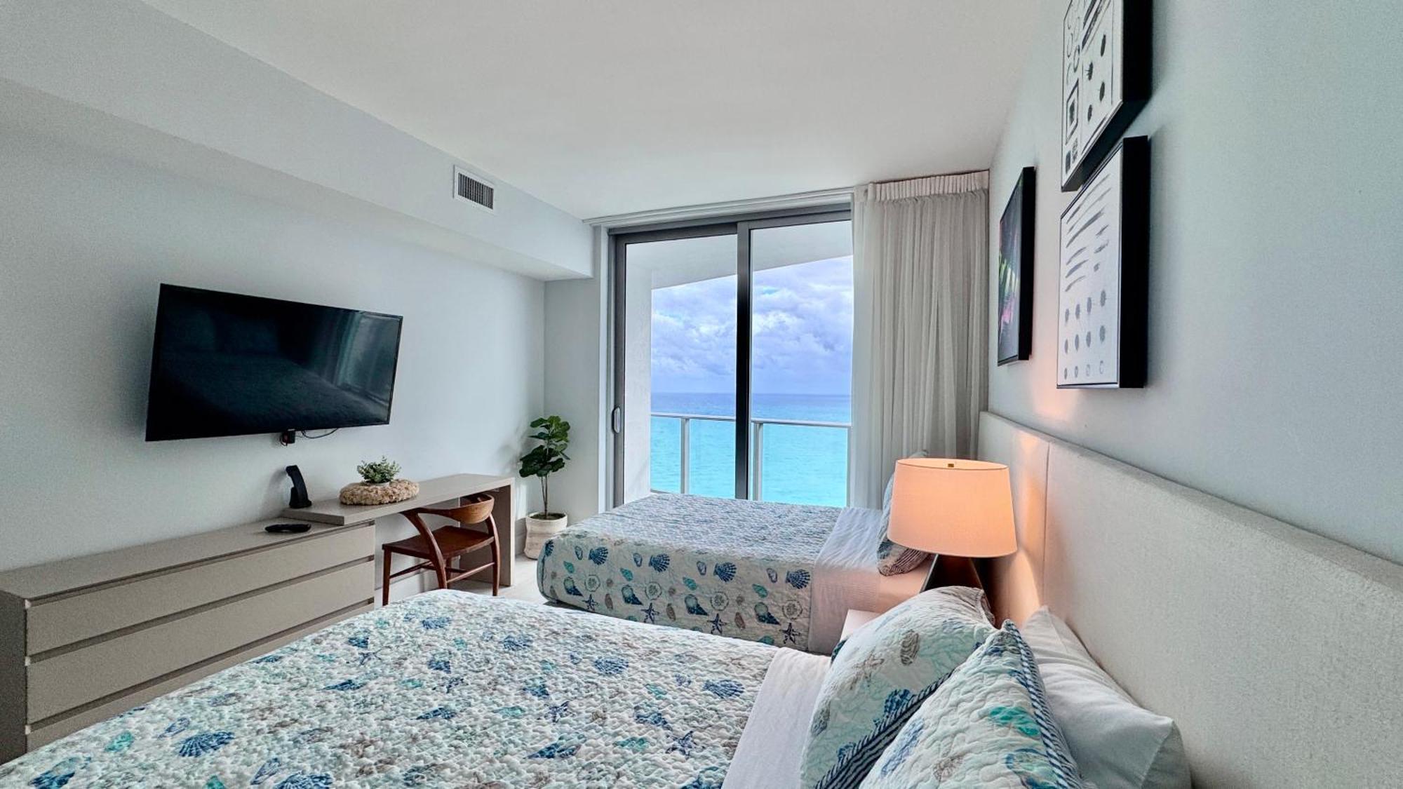 Picturesque Beachfront - Lovely 2bd And 2ba With Direct Ocean View Apartment Hollywood