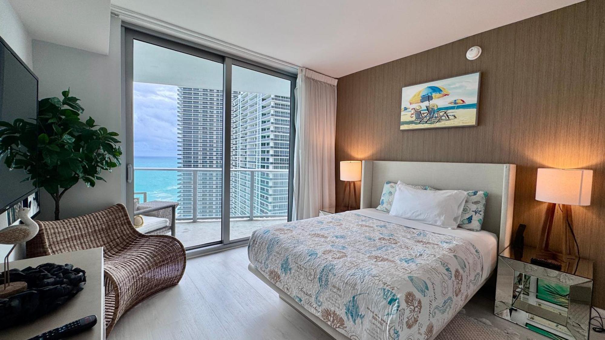 Picturesque Beachfront - Lovely 2bd And 2ba With Direct Ocean View Apartment