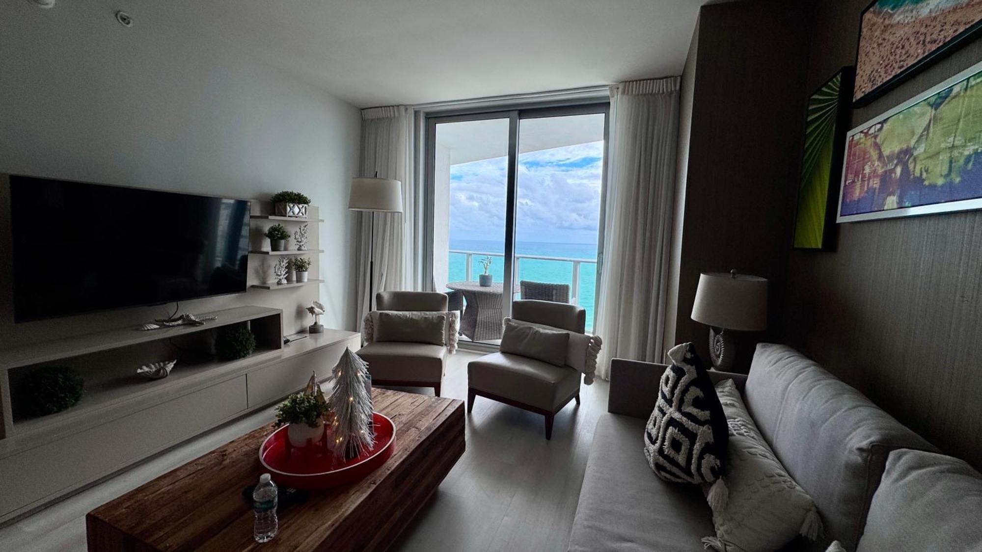 Apartment Picturesque Beachfront - Lovely 2bd And 2ba With Direct Ocean View