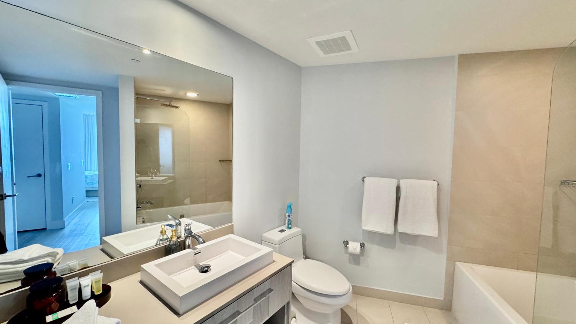 Apartment Picturesque Beachfront - Lovely 2bd And 2ba With Direct Ocean View Hollywood
