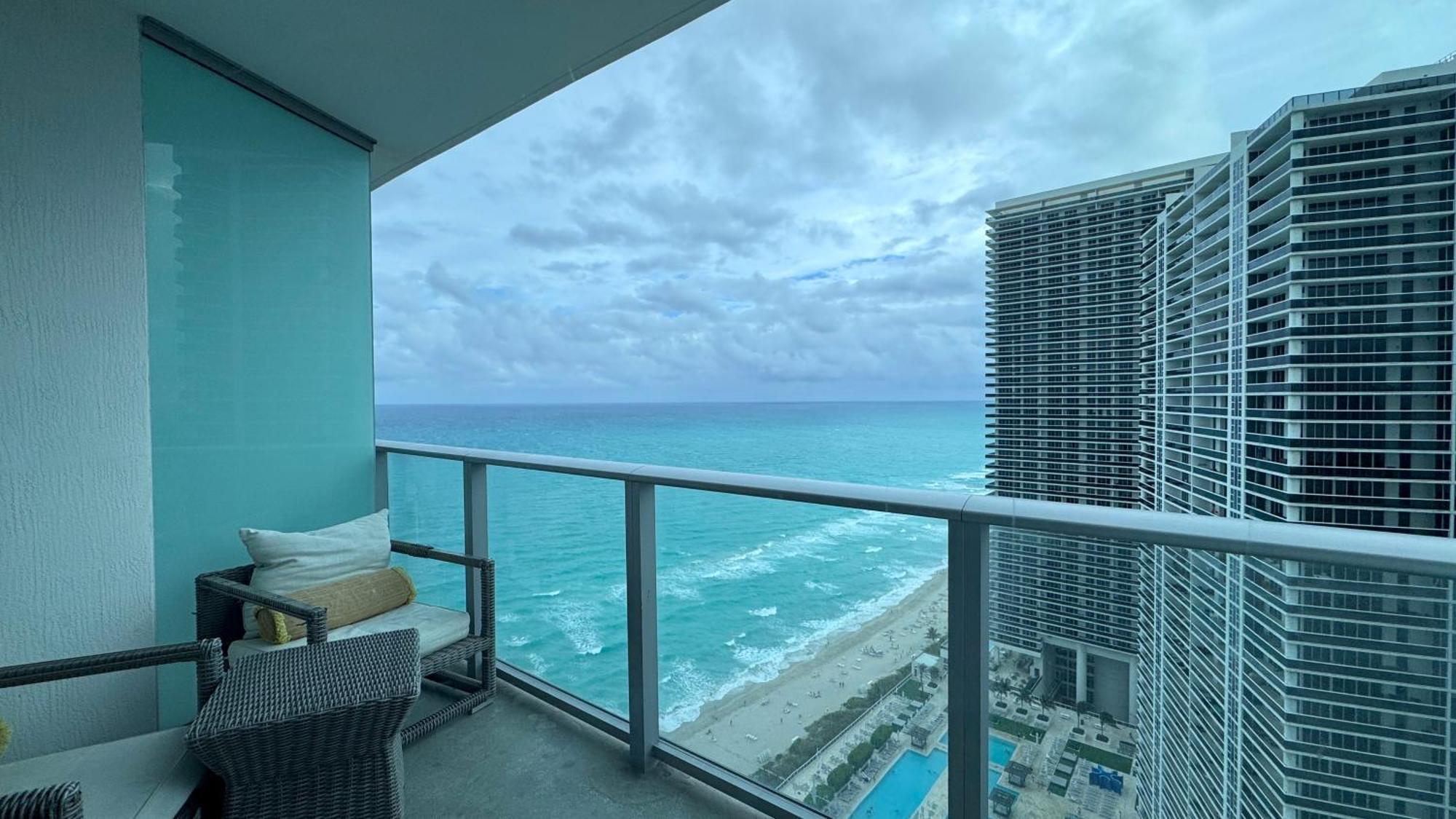 Picturesque Beachfront - Lovely 2bd And 2ba With Direct Ocean View Hollywood