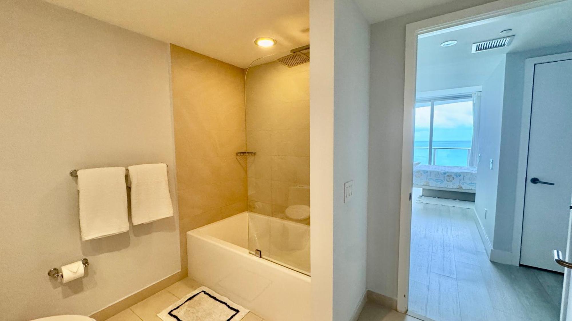 Apartment Picturesque Beachfront - Lovely 2bd And 2ba With Direct Ocean View