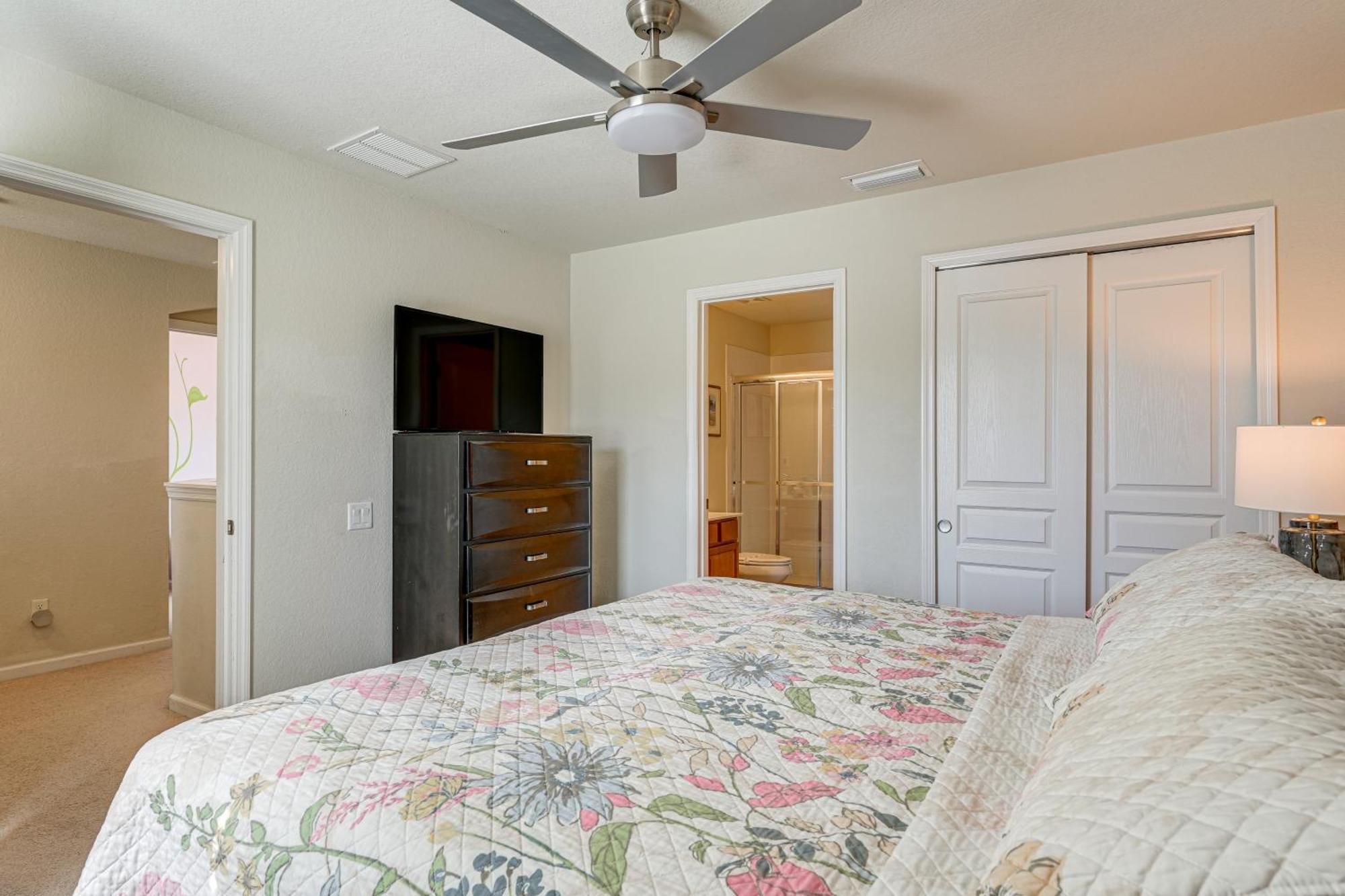 World Game Room, Pool And Perks! Holiday home