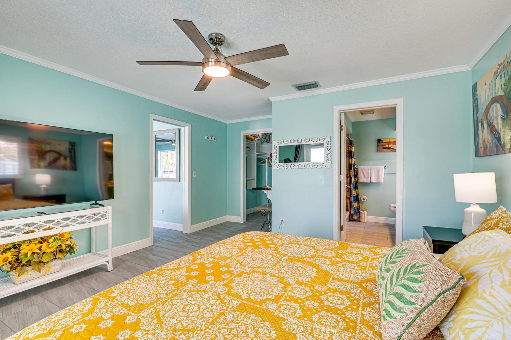 Waterfront Getaway With Pool And Dock - Walk To Beach! Clearwater Beach
