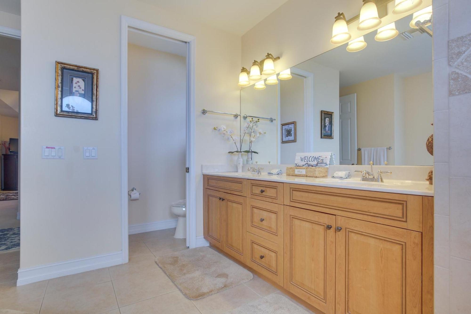Upscale With Outdoor Bar And Pool! *