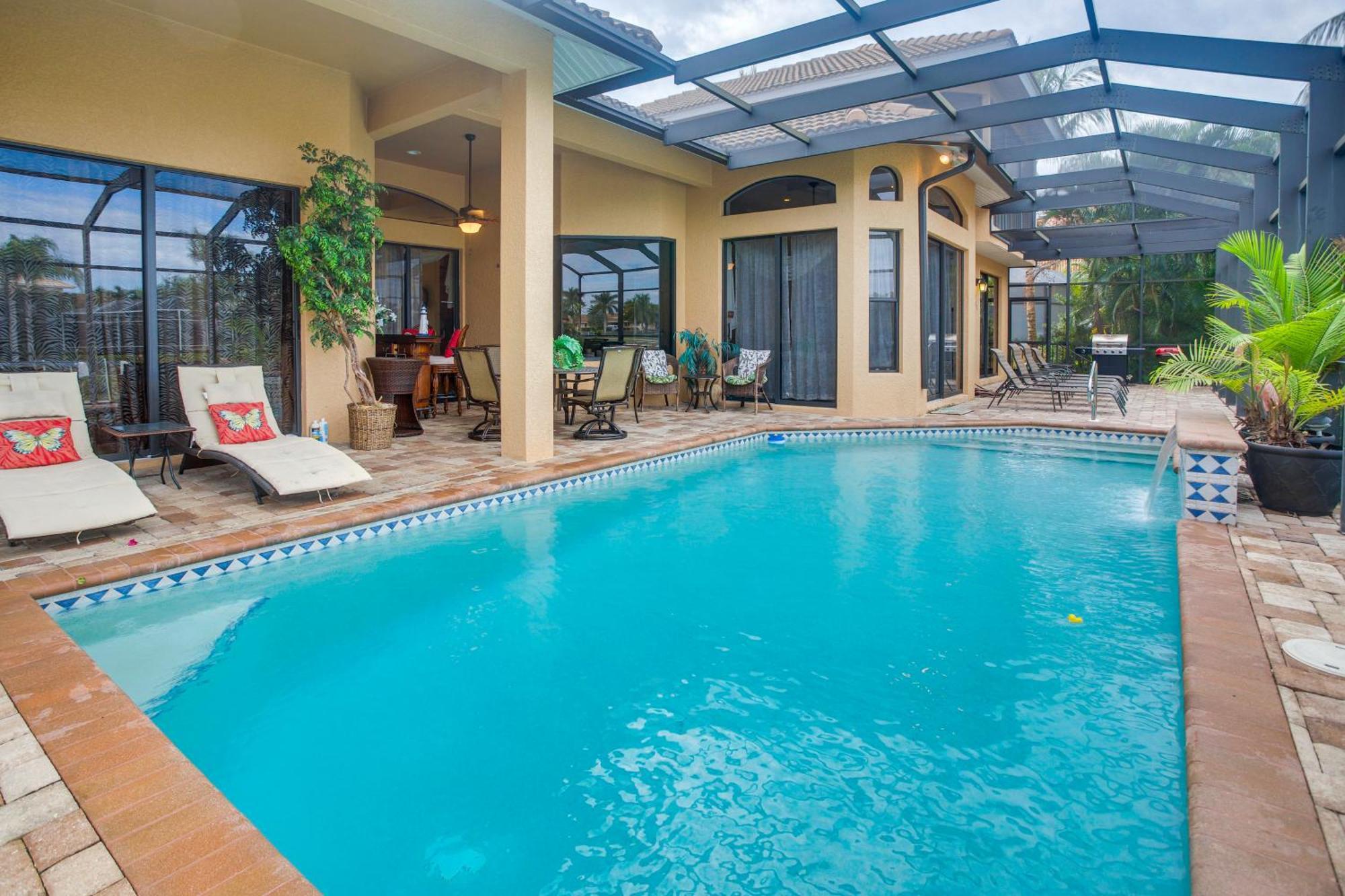 Upscale With Outdoor Bar And Pool! Marco Island