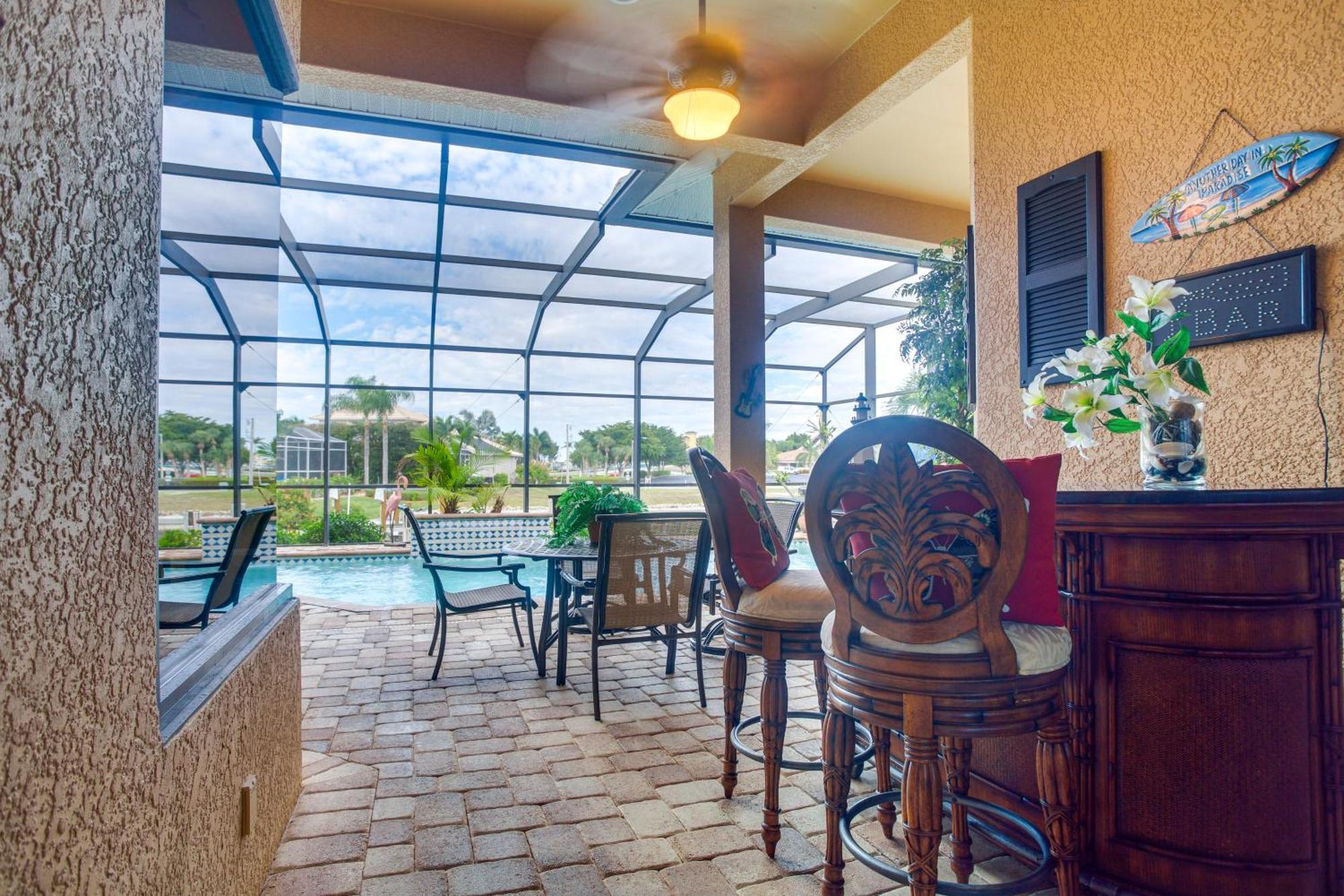 Upscale With Outdoor Bar And Pool! Villa