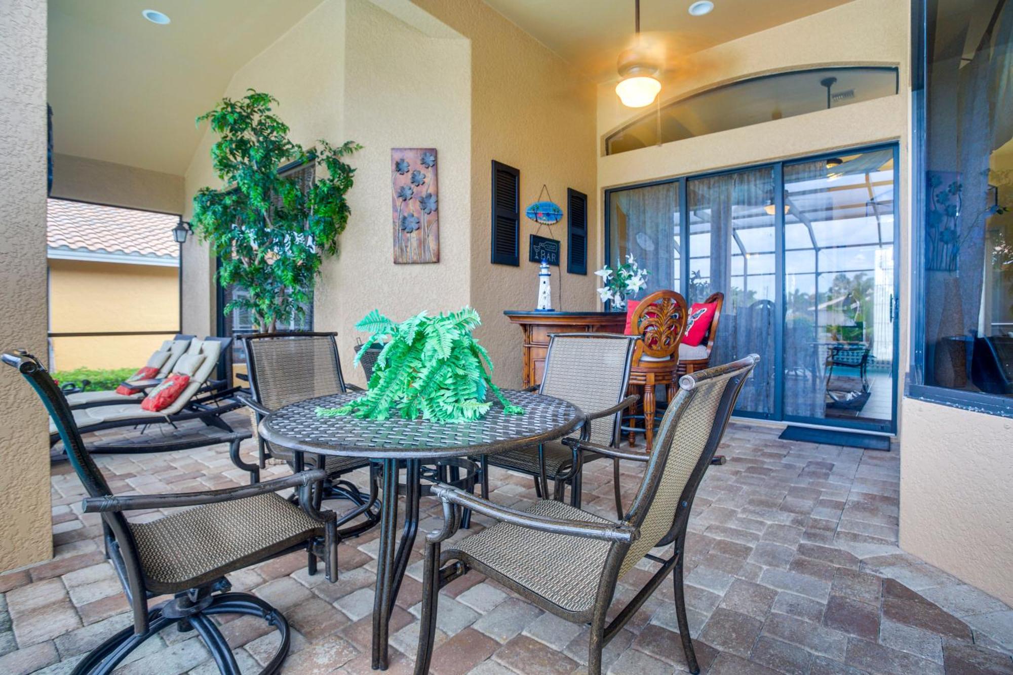 Upscale With Outdoor Bar And Pool! Villa *