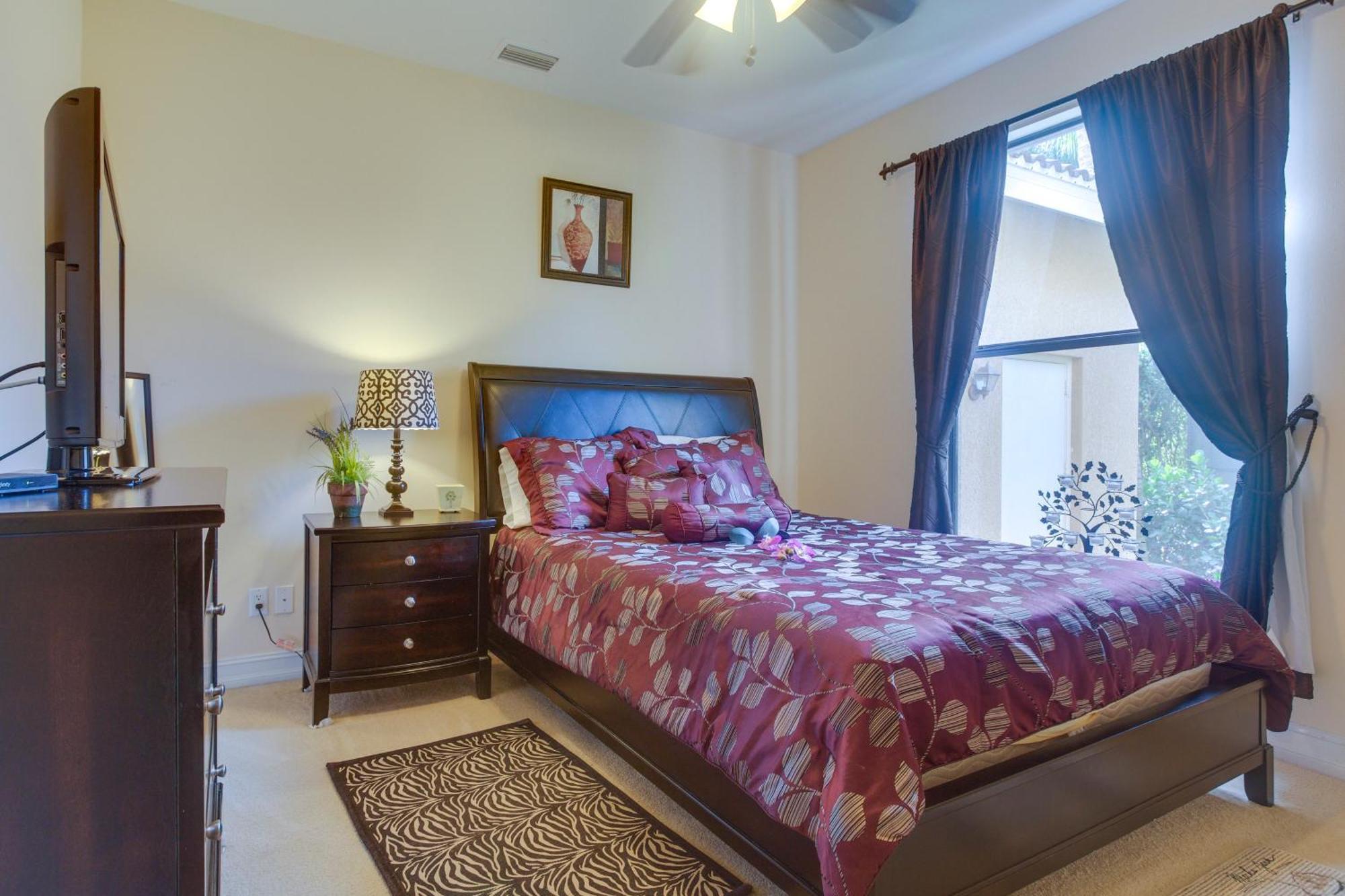 Upscale With Outdoor Bar And Pool! *
