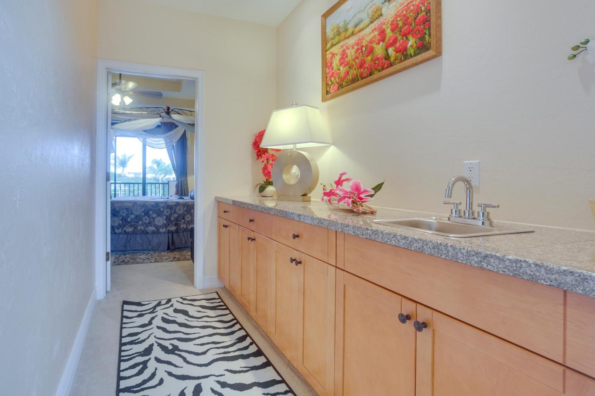 Upscale With Outdoor Bar And Pool! Marco Island
