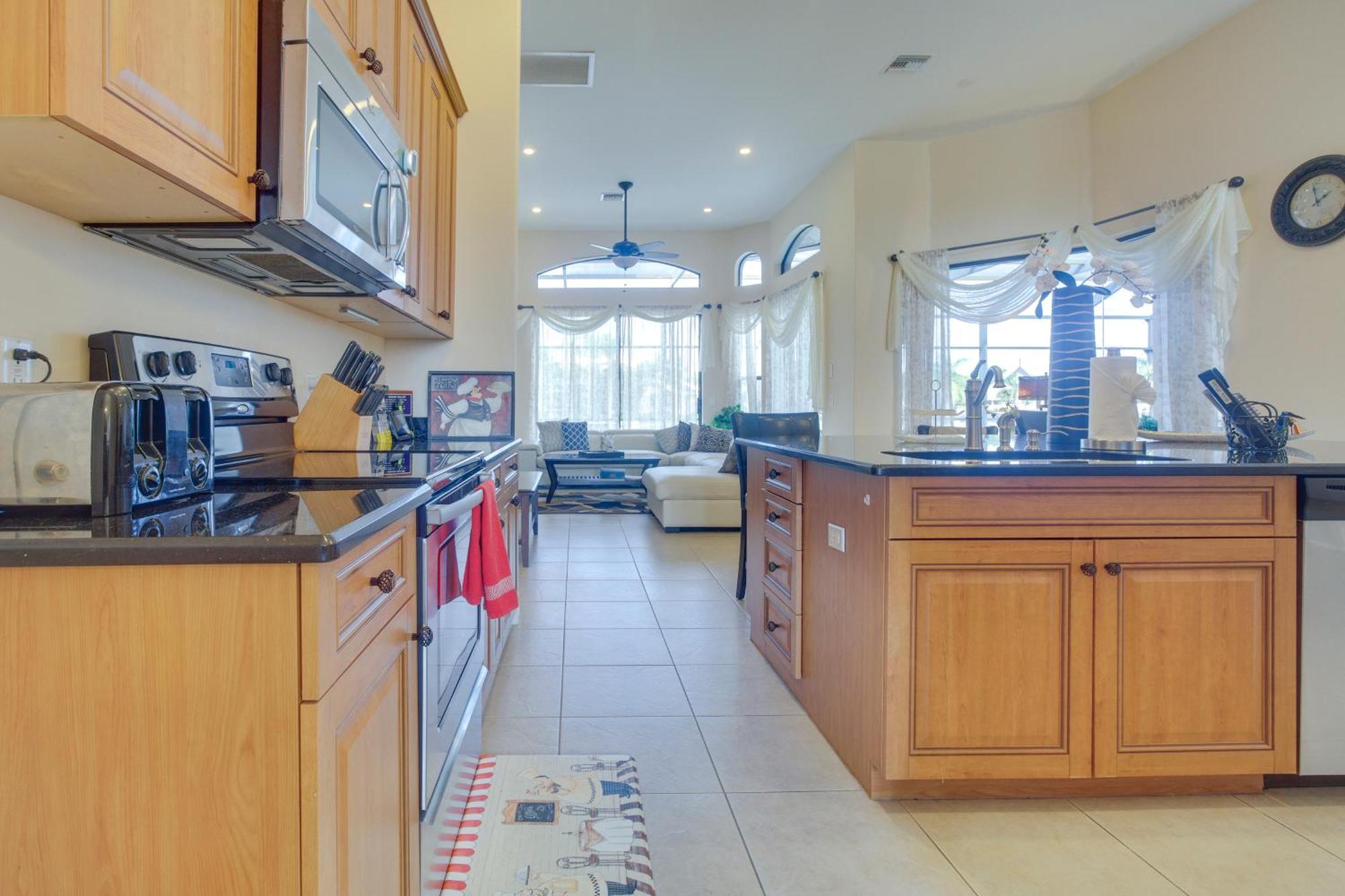 Upscale With Outdoor Bar And Pool! * Marco Island