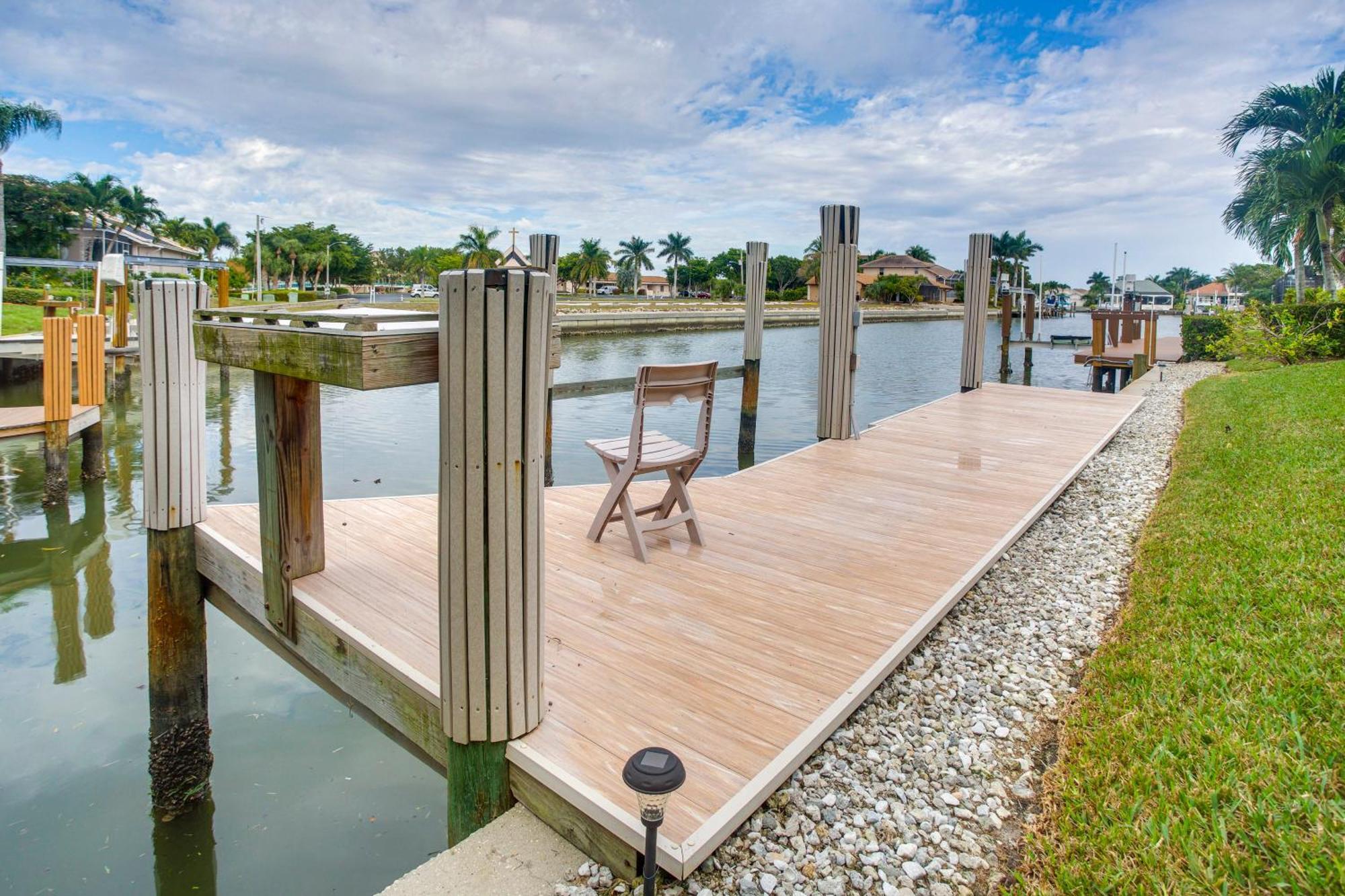 Upscale With Outdoor Bar And Pool! Villa