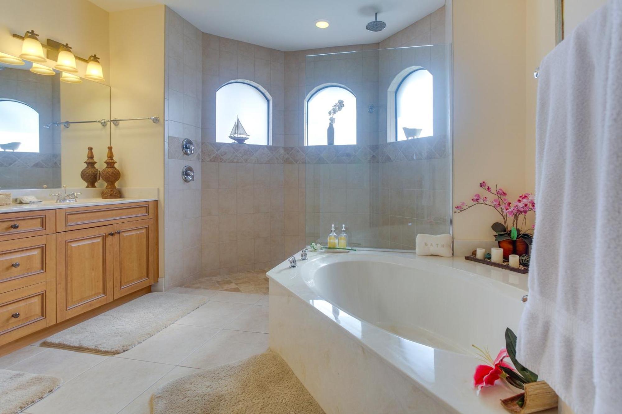 Upscale With Outdoor Bar And Pool! Villa Marco Island