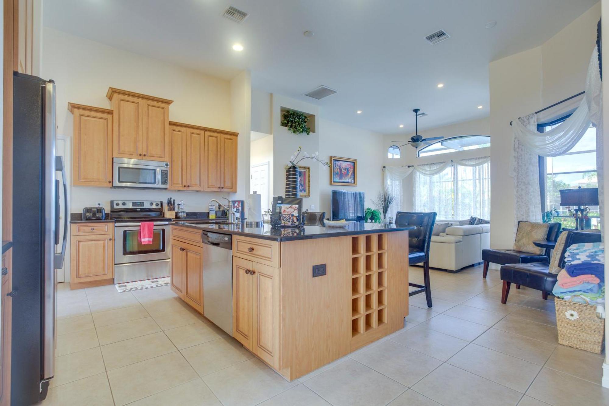 Upscale With Outdoor Bar And Pool! *