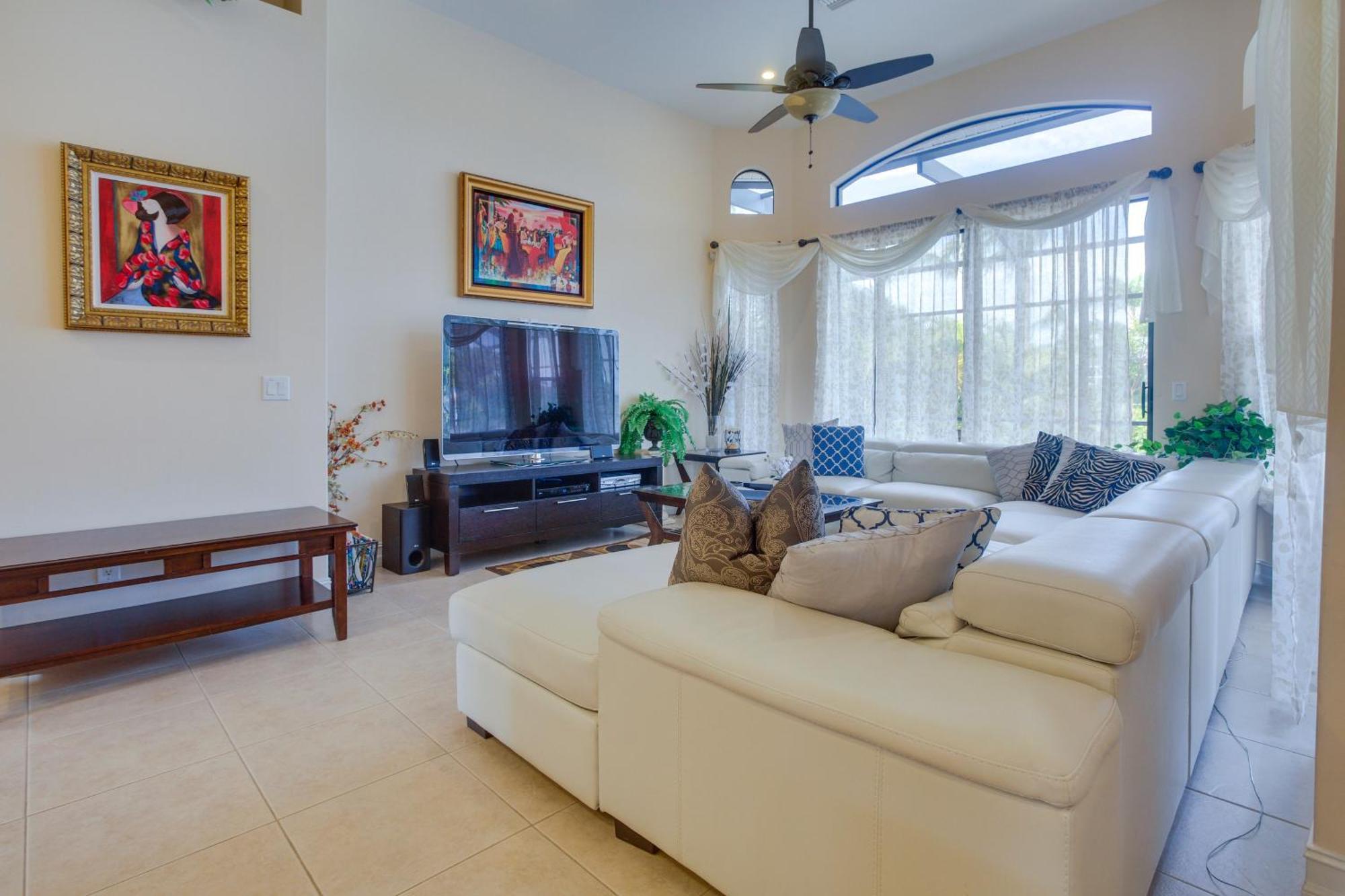Upscale With Outdoor Bar And Pool! Marco Island